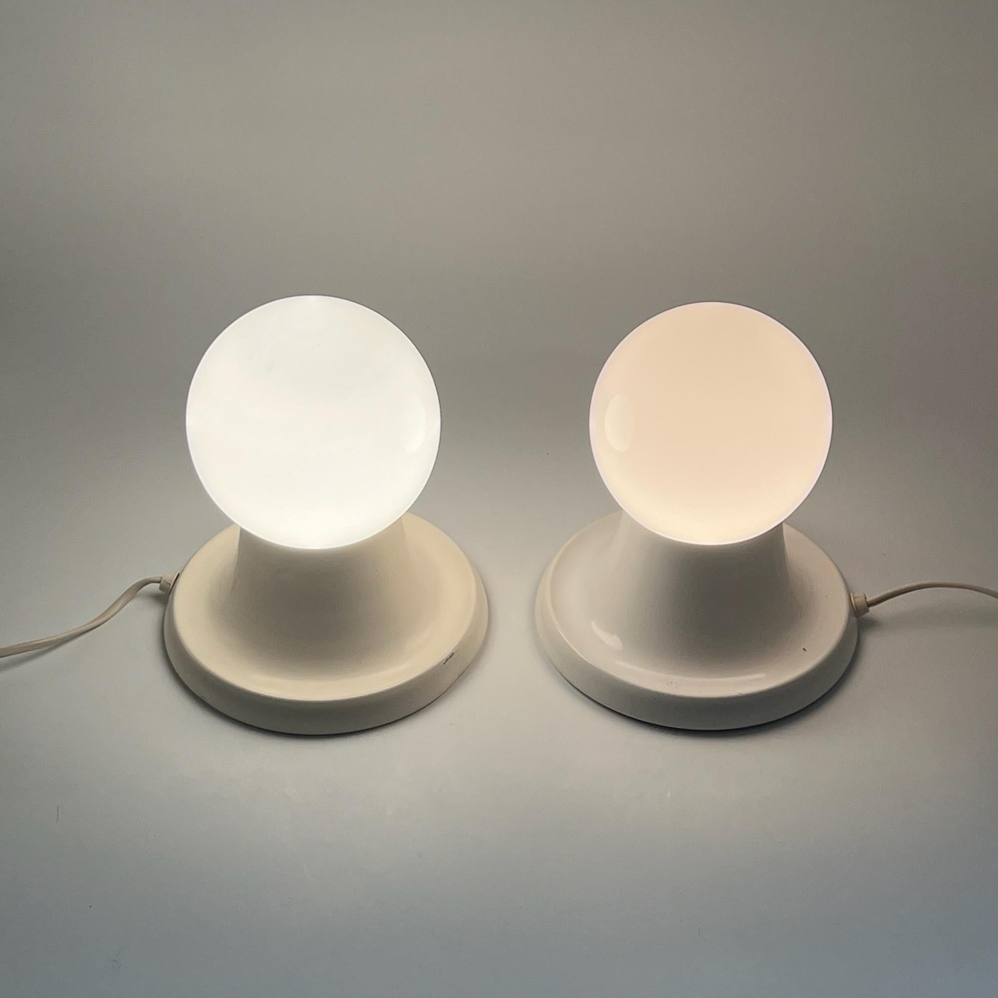 Ikonisches Paar FLOS-Tischlampen „Light Ball“ Castiglioni Design, 1960er Jahre (Moderne der Mitte des Jahrhunderts) im Angebot
