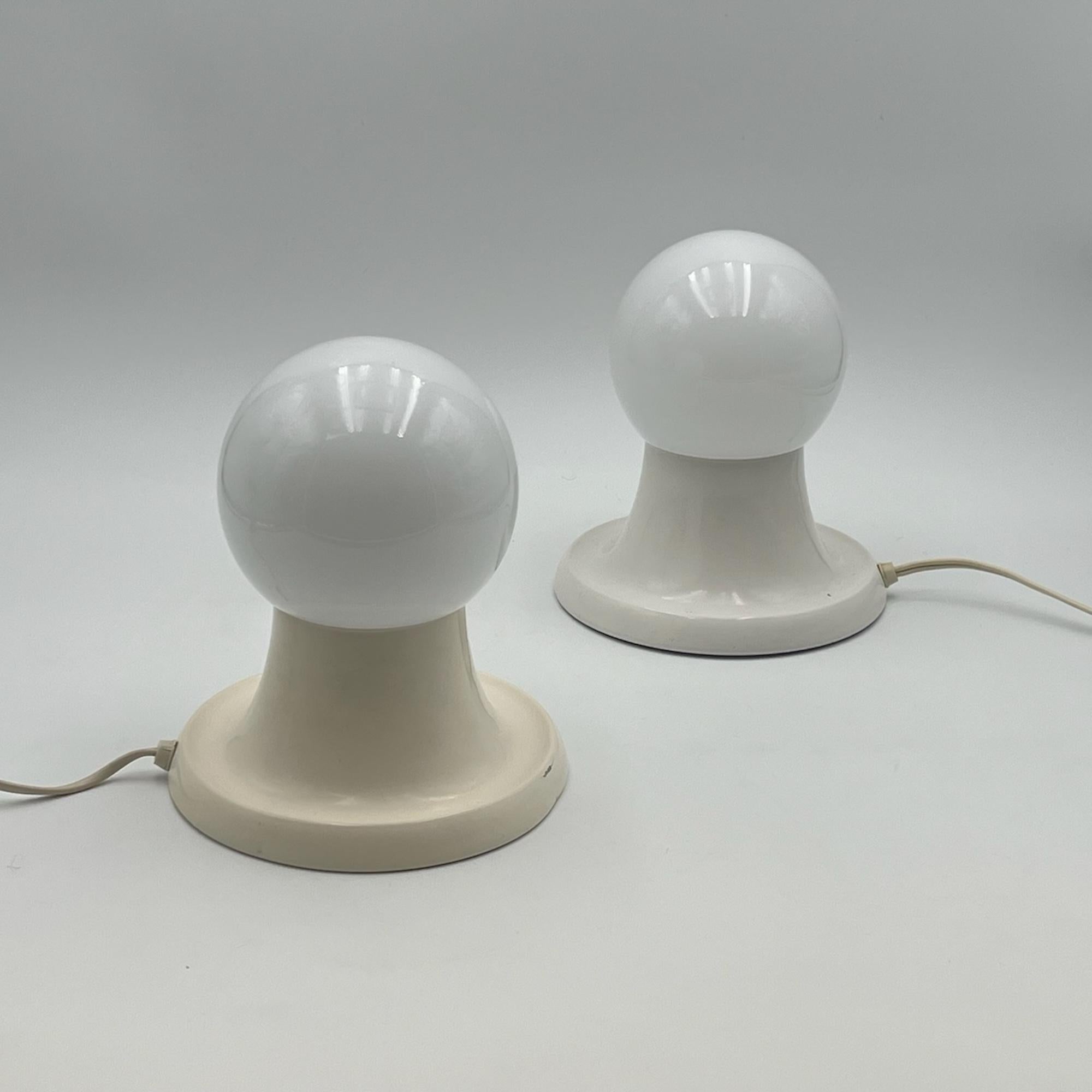 Ikonisches Paar FLOS-Tischlampen „Light Ball“ Castiglioni Design, 1960er Jahre (Italienisch) im Angebot