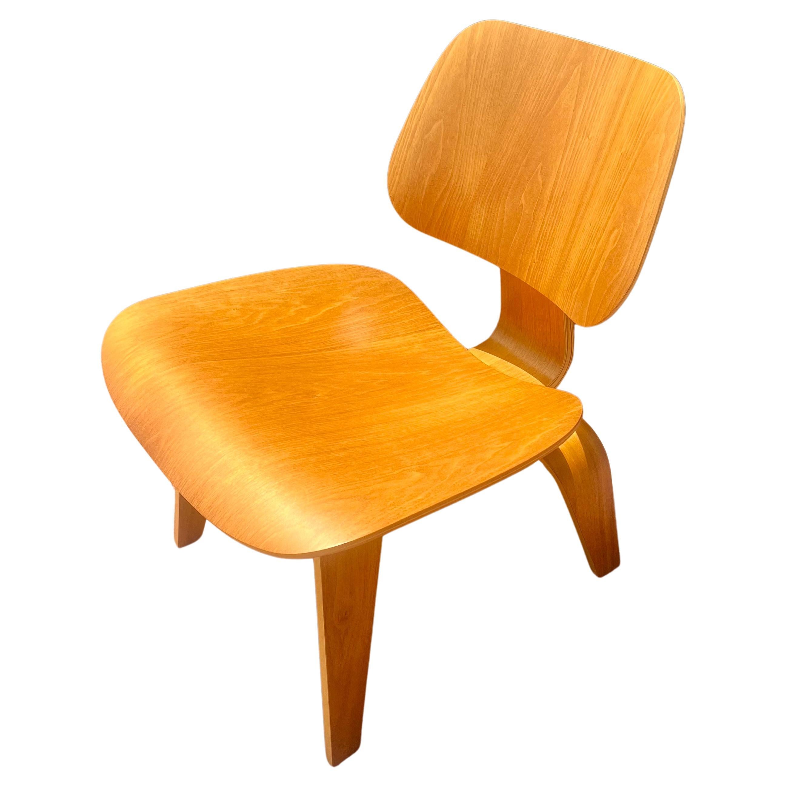 Mid-Century Modern Iconic Pair of LCW Chairs Designed by Charles Eames for Herman Miller