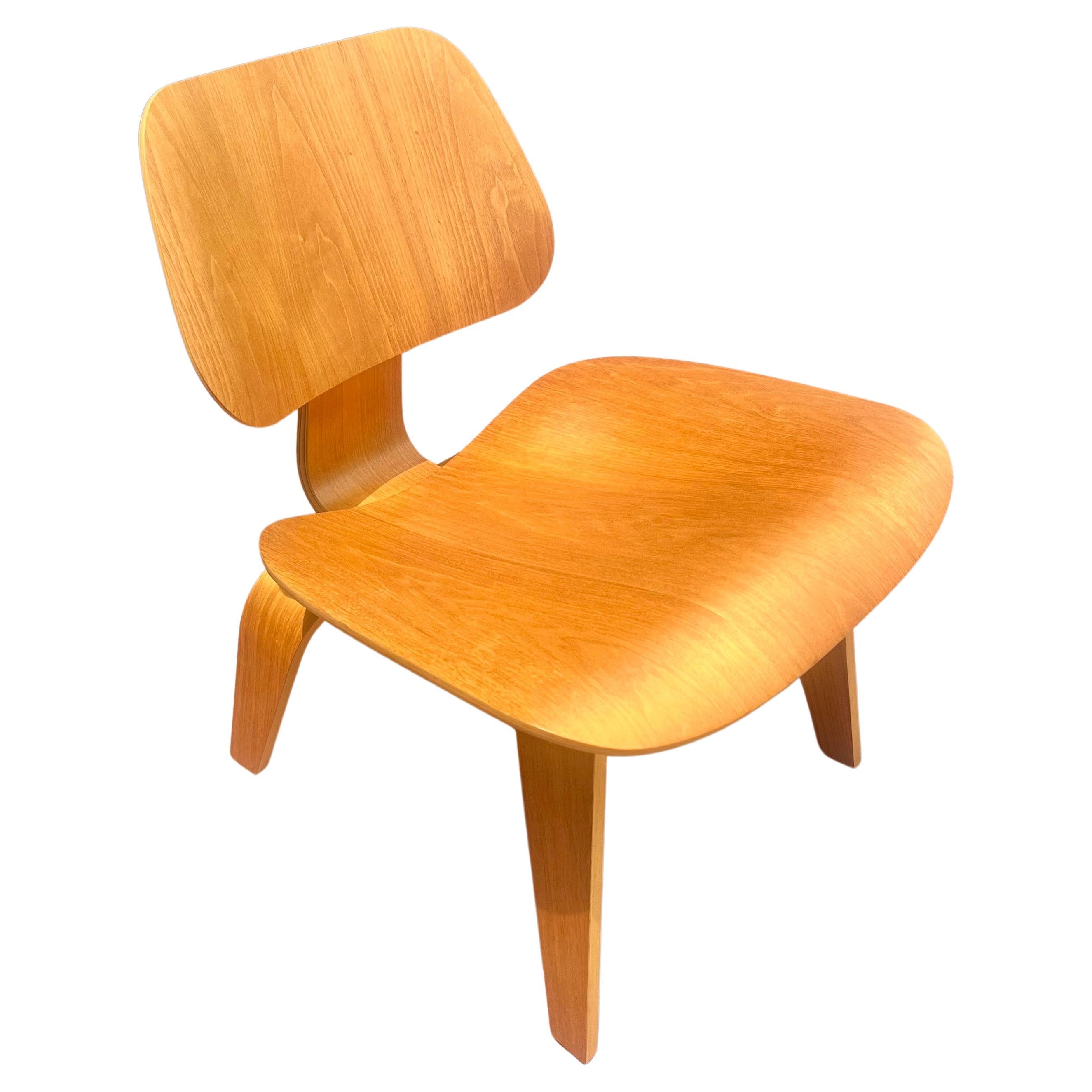 Iconic Pair of LCW Chairs Designed by Charles Eames for Herman Miller In Excellent Condition In San Diego, CA