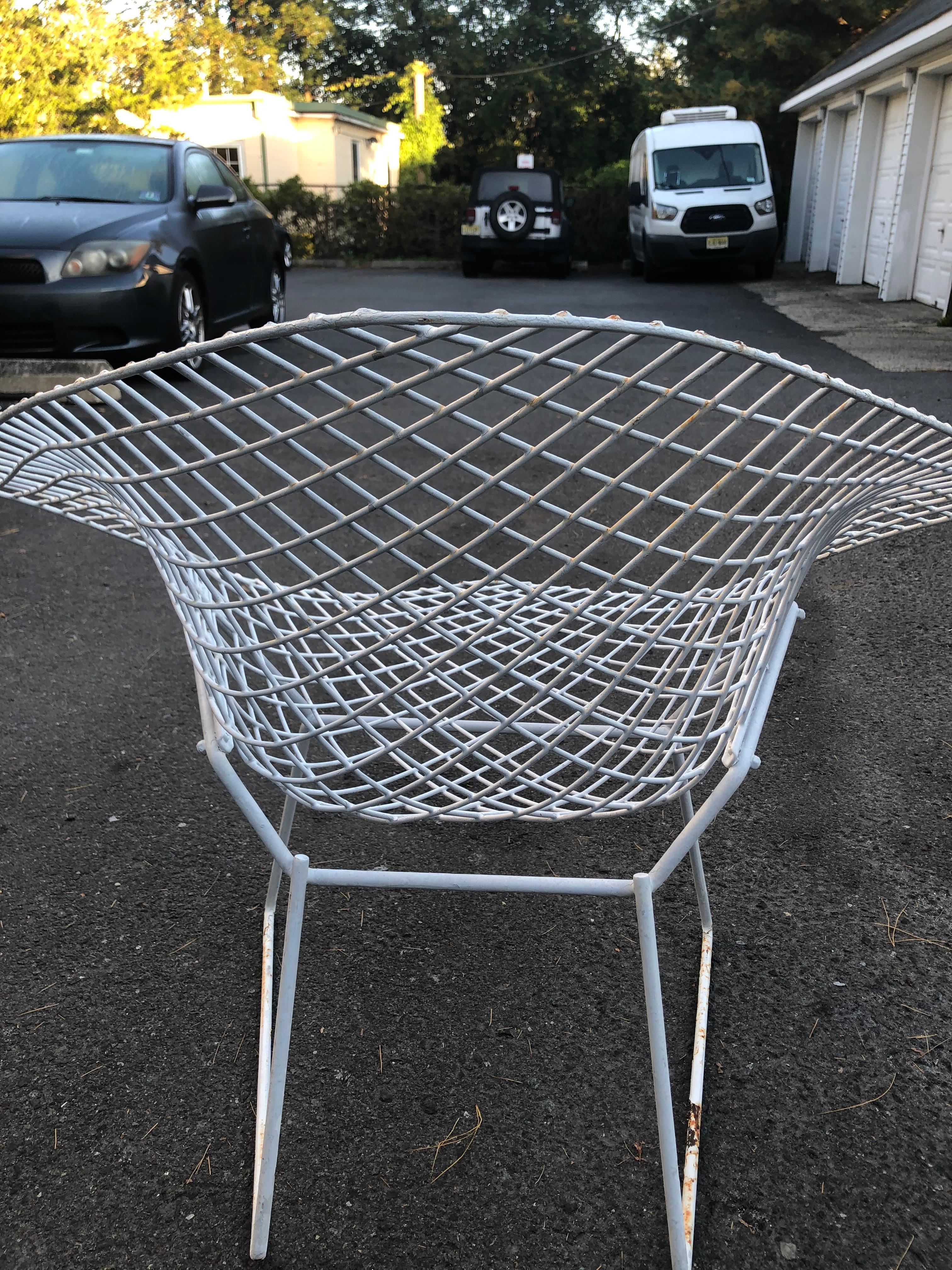 Iconic Pair of Mid-Century Modern Bertoia Diamond Chairs In Good Condition In Hopewell, NJ