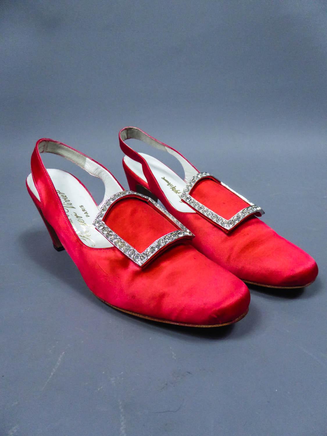 An Iconic and Collectible Pair of Roger Vivier Red Satin Pumps Circa 1970 In Good Condition In Toulon, FR