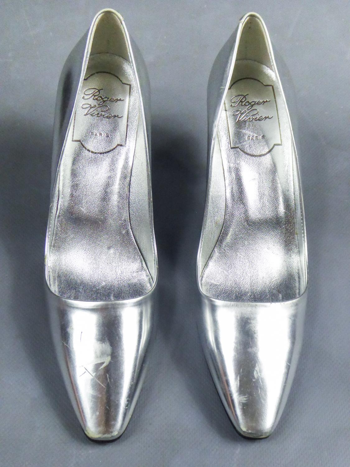 Gris Roger Vivier paire emblématique de escarpins à talons virgule, circa 1980 en vente