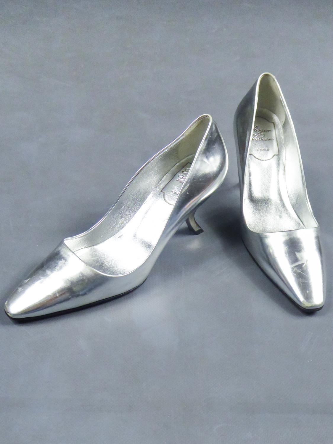 Iconic Pair of Roger Vivier Pumps with Virgule Heel Circa 1980 In Good Condition For Sale In Toulon, FR