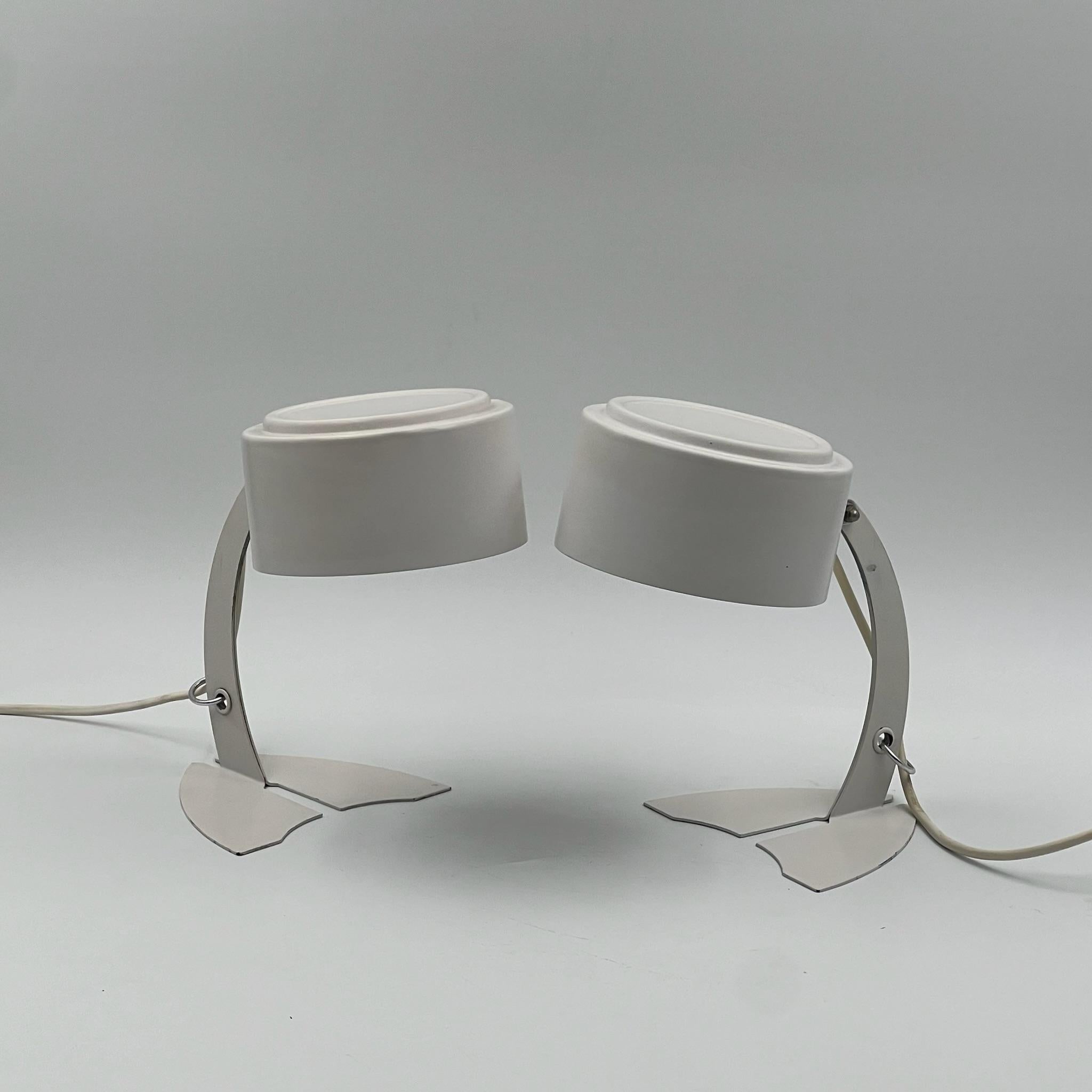 Beleuchten Sie Ihr Zuhause oder Ihren Arbeitsbereich mit Retro-Charme mit diesem Paar Vintage-Schreibtischlampen, die von Targetti Sankey in den 60/70er Jahren hergestellt wurden. Mit ihrem einzigartigen Design und ihrer tadellosen Handwerkskunst