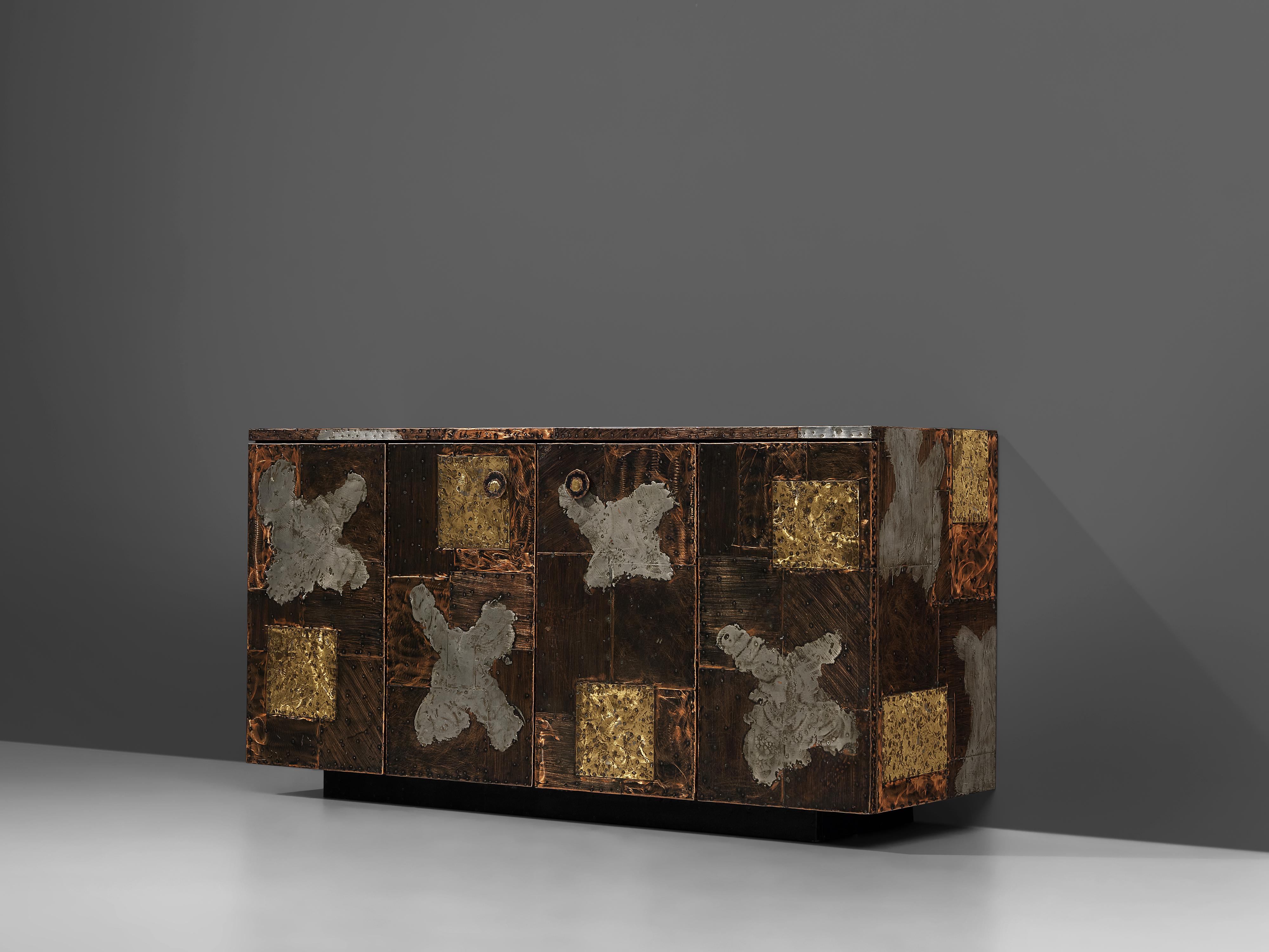 Iconic Paul Evans for Directional 'Patchwork' sideboard

Iconic Paul Evans for Directional, 'Patchwork' sideboard, wood, slate, copper, steel, brass, United States, 1960s 

Unique sideboard designed by Paul Evans for Directional. This cabinet is