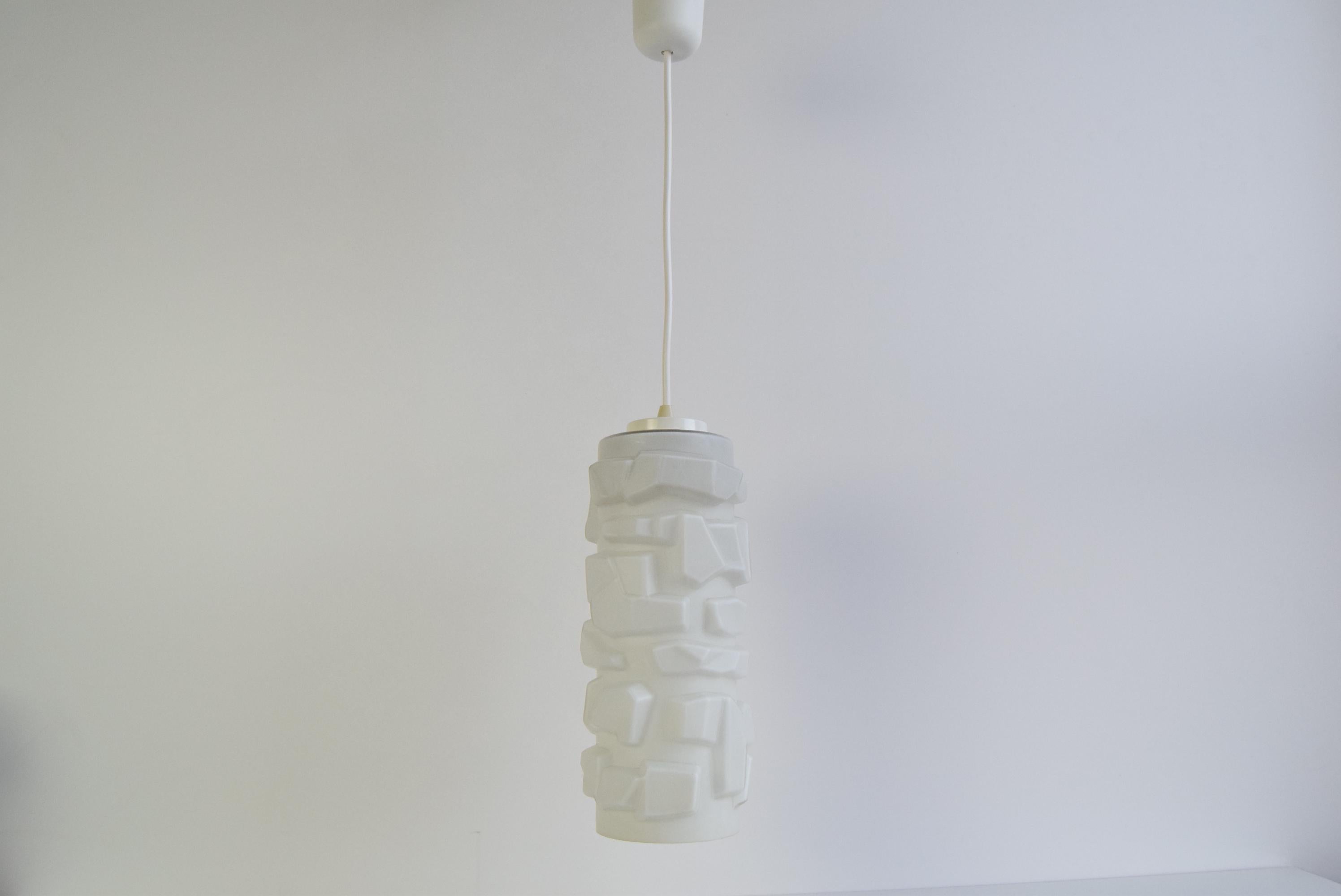 Un pezzo raro e ricercato
Cecoslovacchia, anni '60.
Piccola scheggiatura (vedi foto)
Nuova installazione elettrica
1 lampadina E27 o E26
Compatibile con il cablaggio USA
Altezza dell'ombra 30 cm
La lunghezza del cavo può essere regolata
Condizioni
