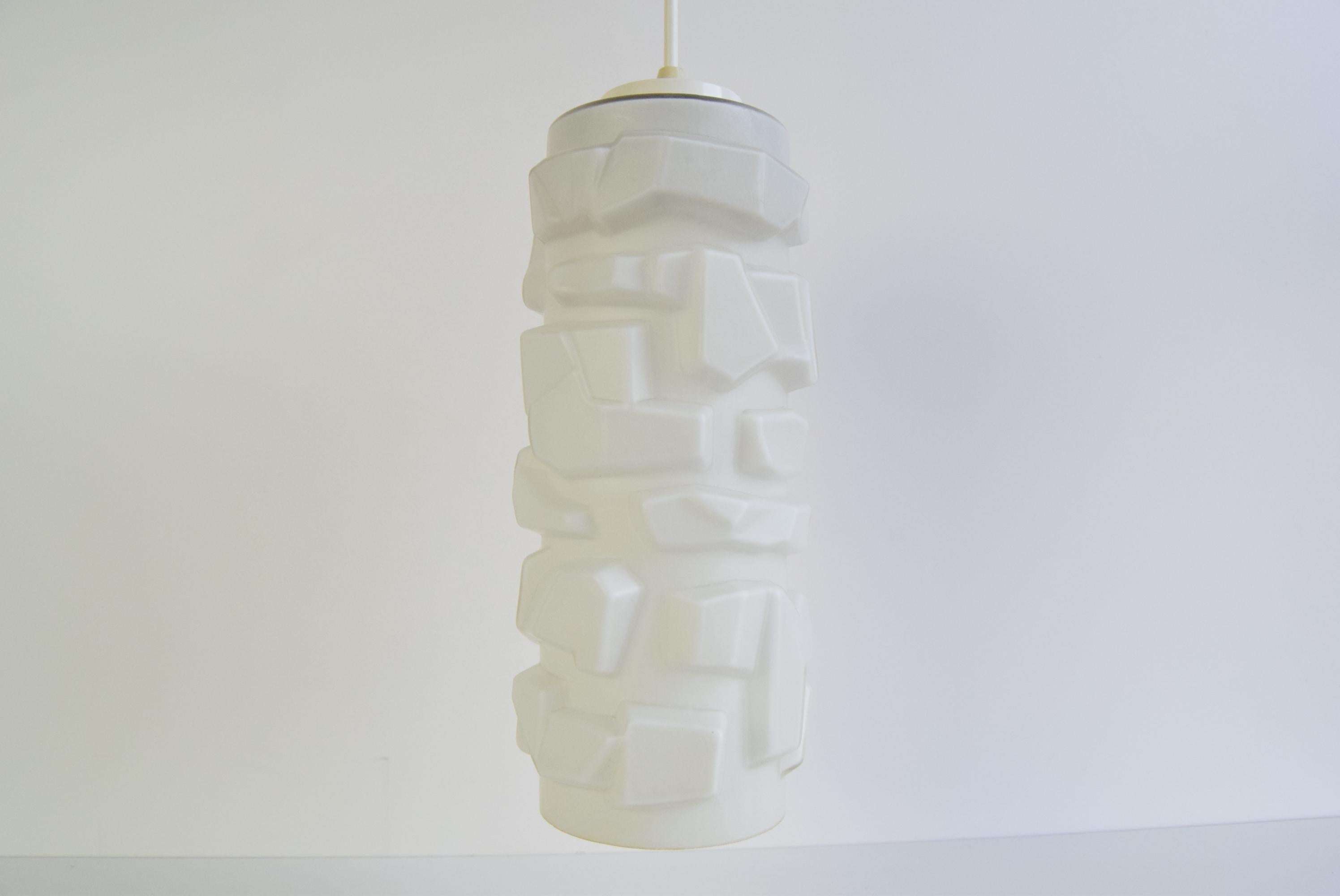 Mid-Century moderno Iconica lampada a sospensione Ivan Jakeš in vetro opalino in vendita