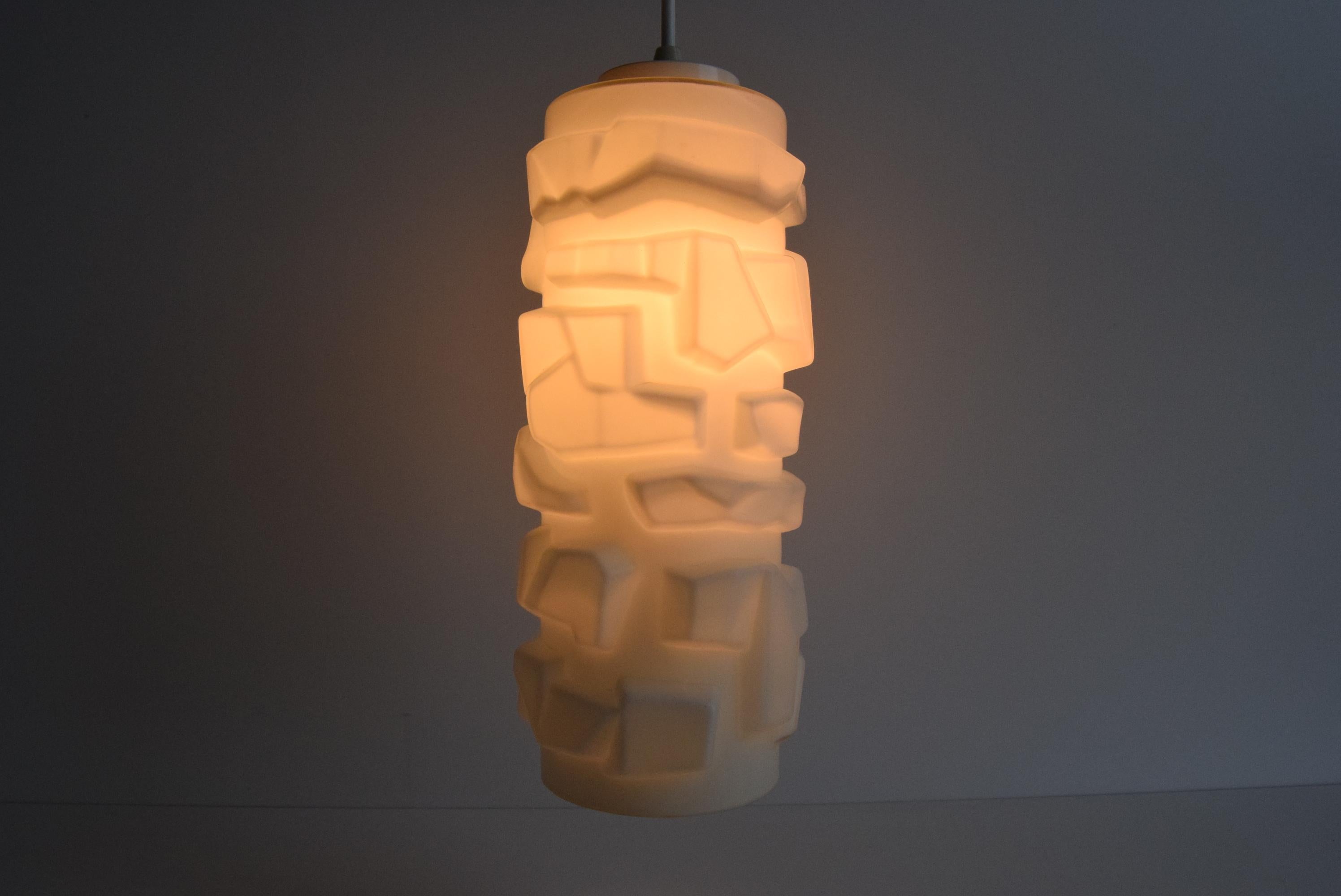 Vetro opalino Iconica lampada a sospensione Ivan Jakeš in vetro opalino in vendita