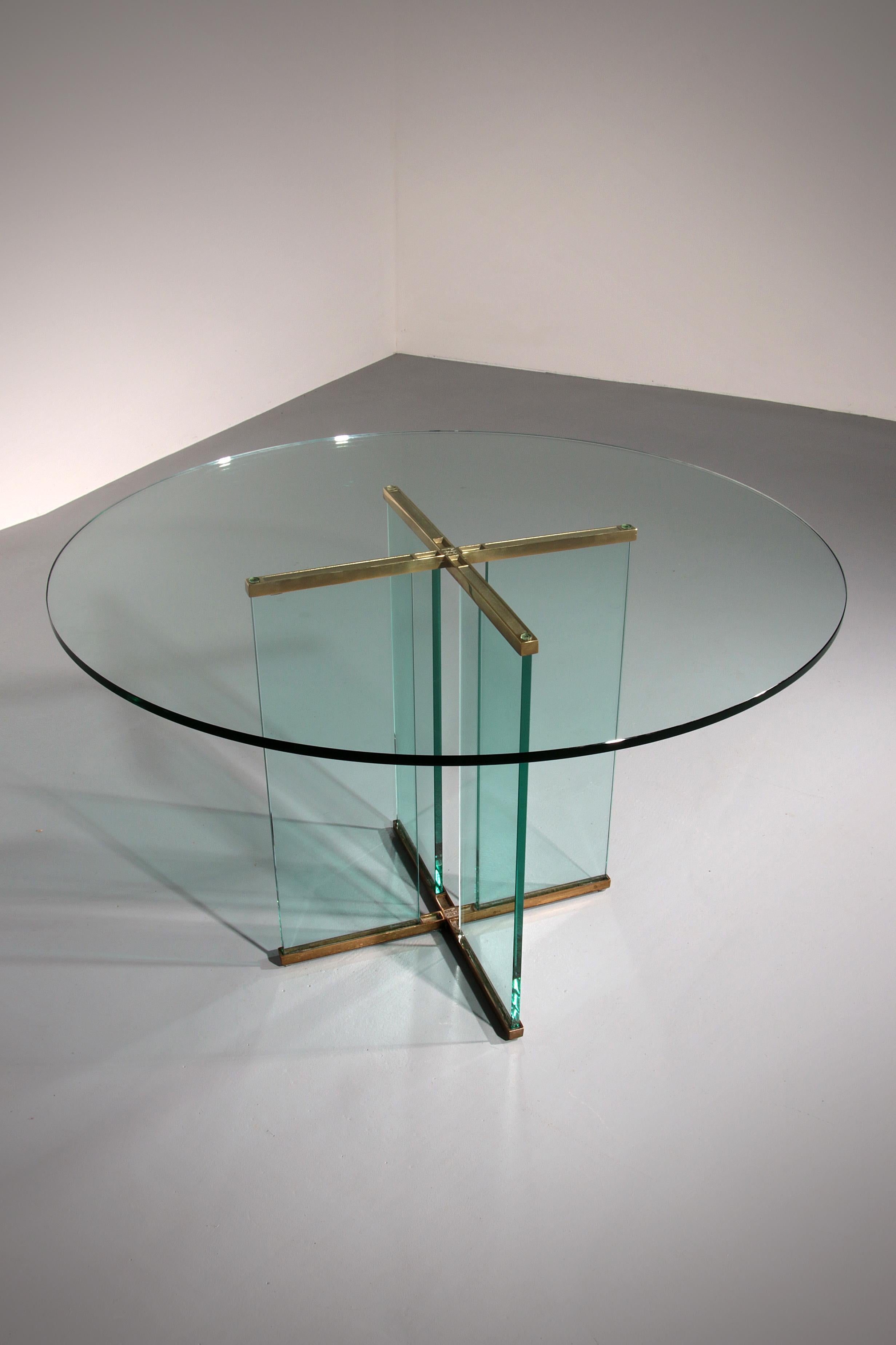 

Esta preciosa mesa redonda de diseño del renombrado diseñador Peter Ghyczy refleja su estilo característico y su excepcional artesanía. Con un generoso diámetro de 120 cm y una altura de 75 cm, la mesa combina funcionalidad con elegancia