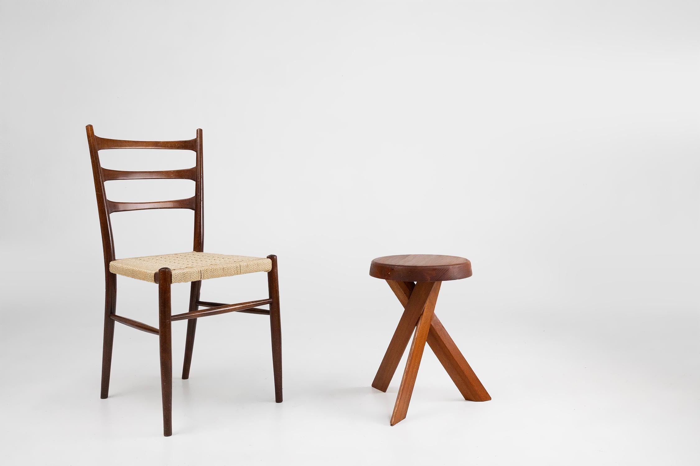 Frankreich / 1974 / Hocker / Pierre Chapo / Modell S31 / Ulmenholz / Mitte des Jahrhunderts / Designklassiker 

Dieser Hocker, Modell S31, ist einer der beliebtesten Entwürfe von Pierre Chapo. Der aus massiver Ulme gefertigte Hocker strahlt mit