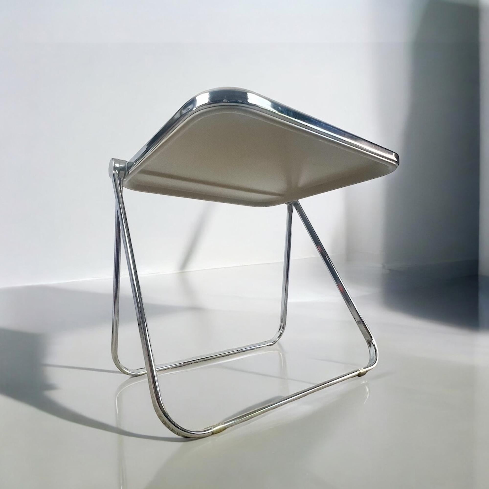 Step into the future with the space age design desk Platone, a masterpiece of 70s avant-garde furniture conceived by Giancarlo Piretti for Anonima Castelli. Designed in the 1970s, this innovative piece is not just a functional desk but a celebrated