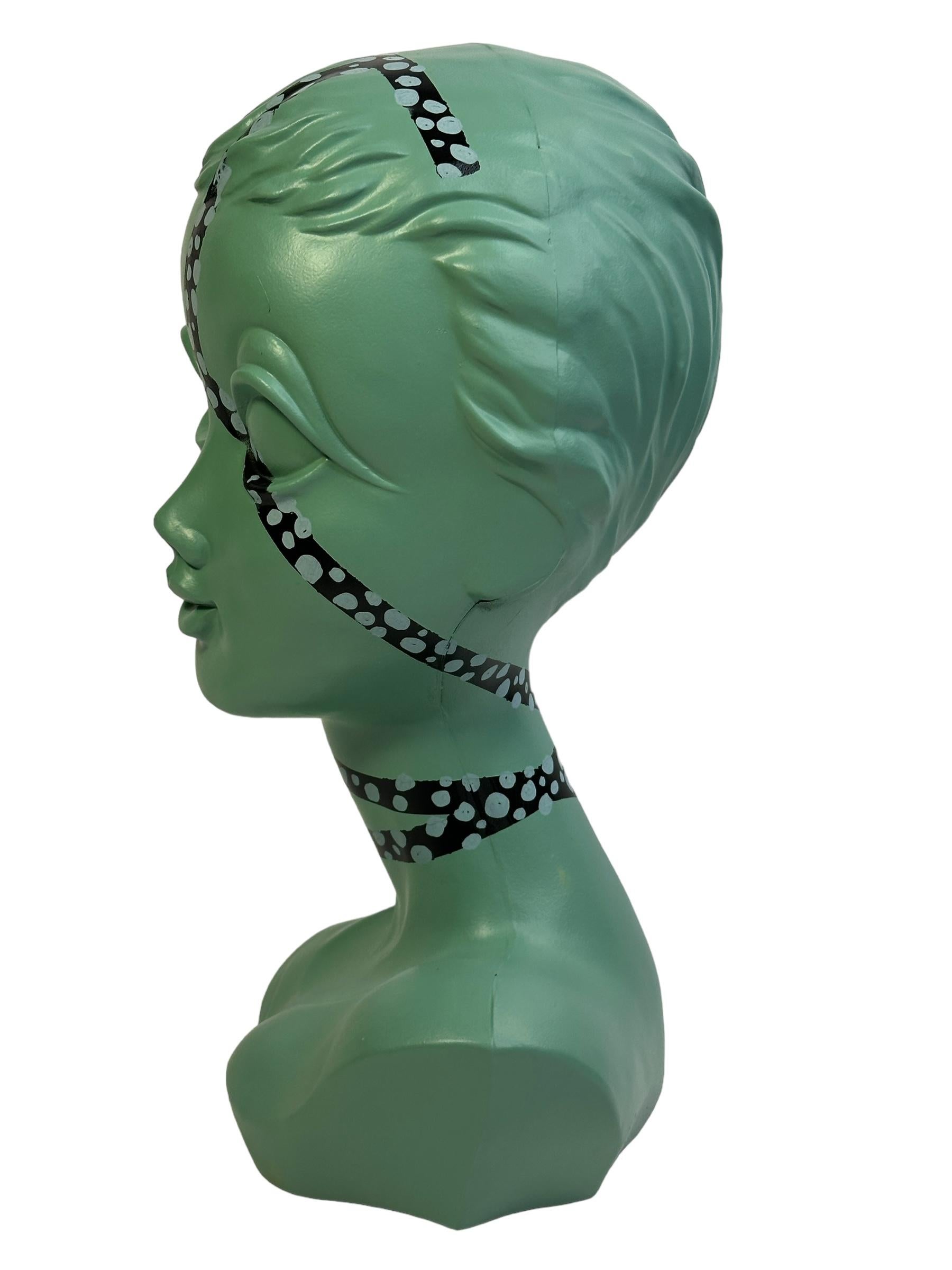 Seltener Hutständer oder Modell aus Hartplastik mit dem ikonischen englischen Mannequin Twiggy Lawson. Sehr gut, gebraucht, Vintage-Zustand. 

Lesley Lawson, allgemein bekannt unter dem Spitznamen Twiggy, ist ein englisches Model, Schauspielerin und