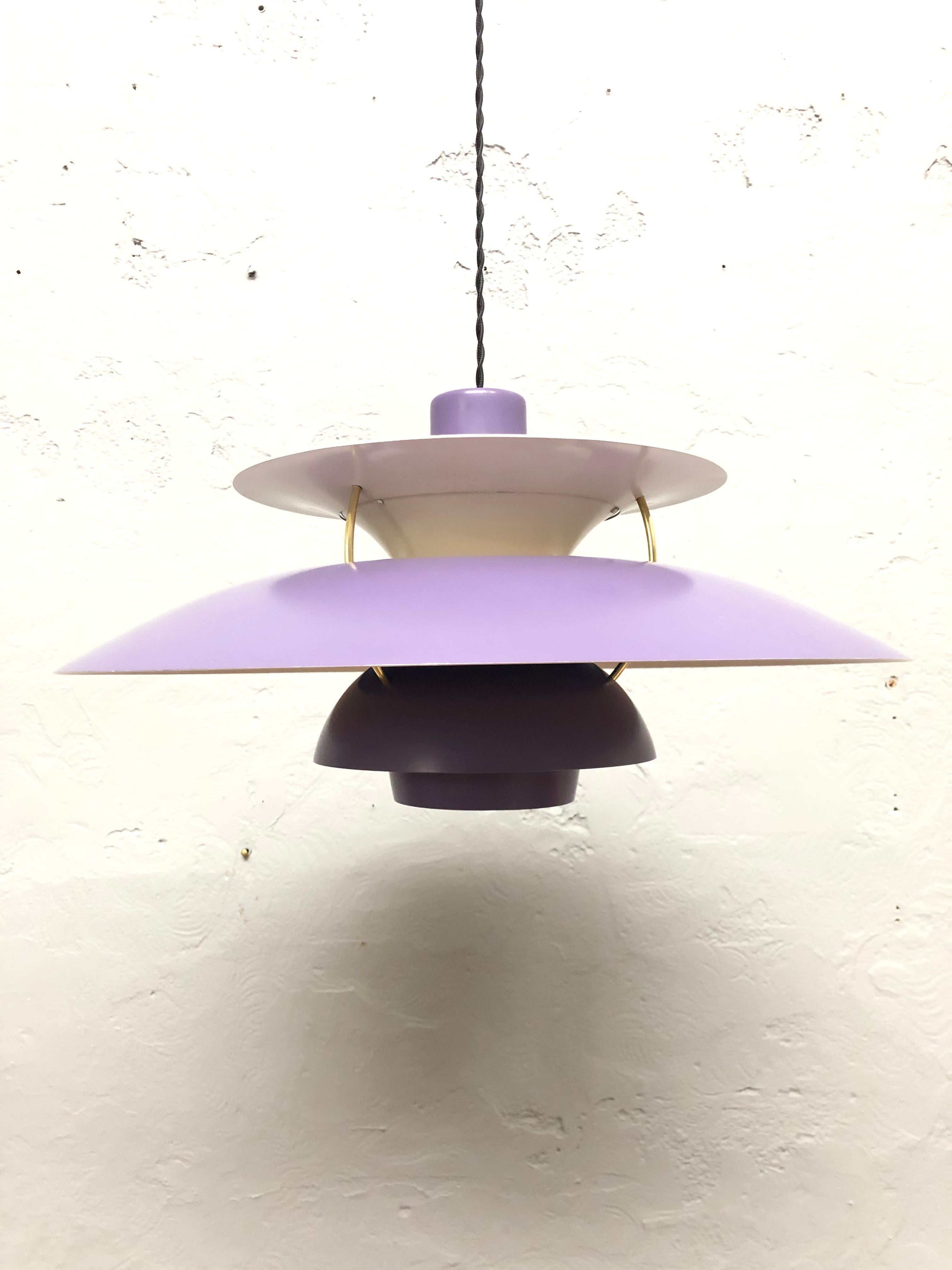 Iconic rare 1st edition vintage PH 5 chandelier pendant lamp from 1958 in purple ( series 1 )
Purple was a very popular mid century color in Scandinavia. It was also the first color PH5 was produced in.
And it is also a retro color that is making a