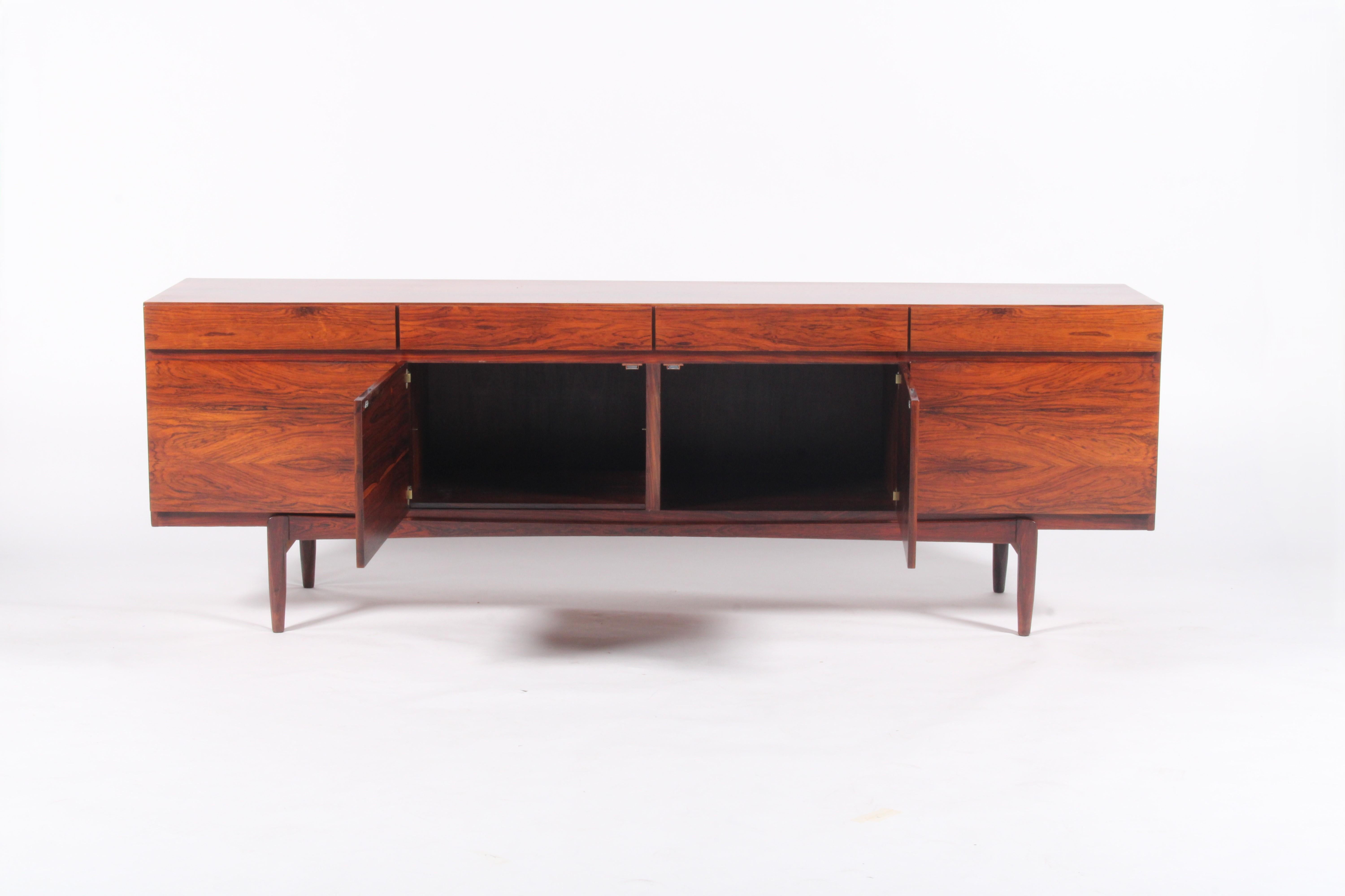 Un iconico capolavoro danese  Questa meravigliosa credenza, realizzata da Ib Kofod-Larsen, famoso a livello internazionale, è senza dubbio una delle più belle ed esteticamente gradevoli mai prodotte ed è in sostanza un meraviglioso esempio di tutto