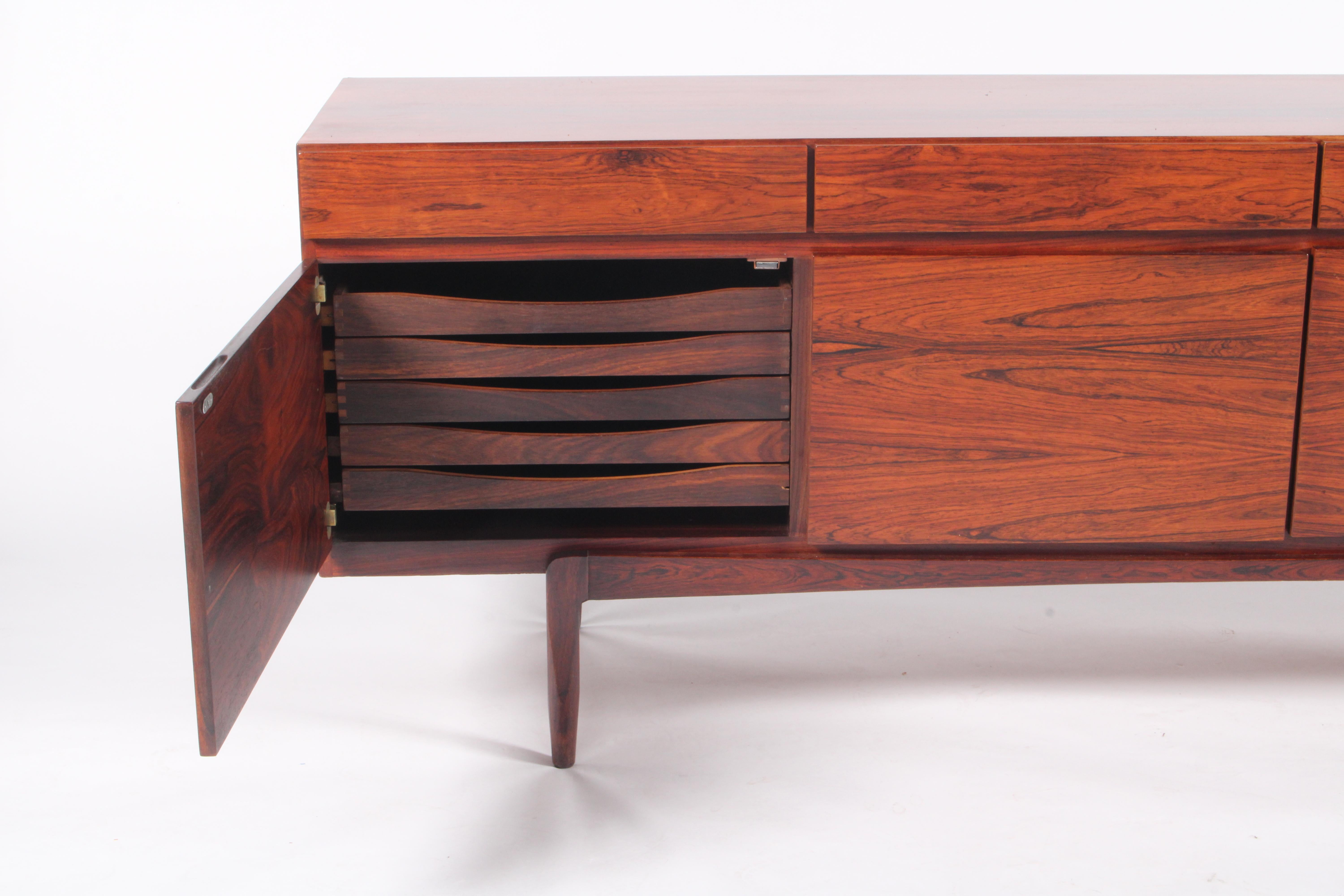 Mid-Century moderno Iconica e rara credenza di design danese di Ib Kofod-Larsen * CONSEGNA GRATUITA IN TUTTO IL MONDO in vendita