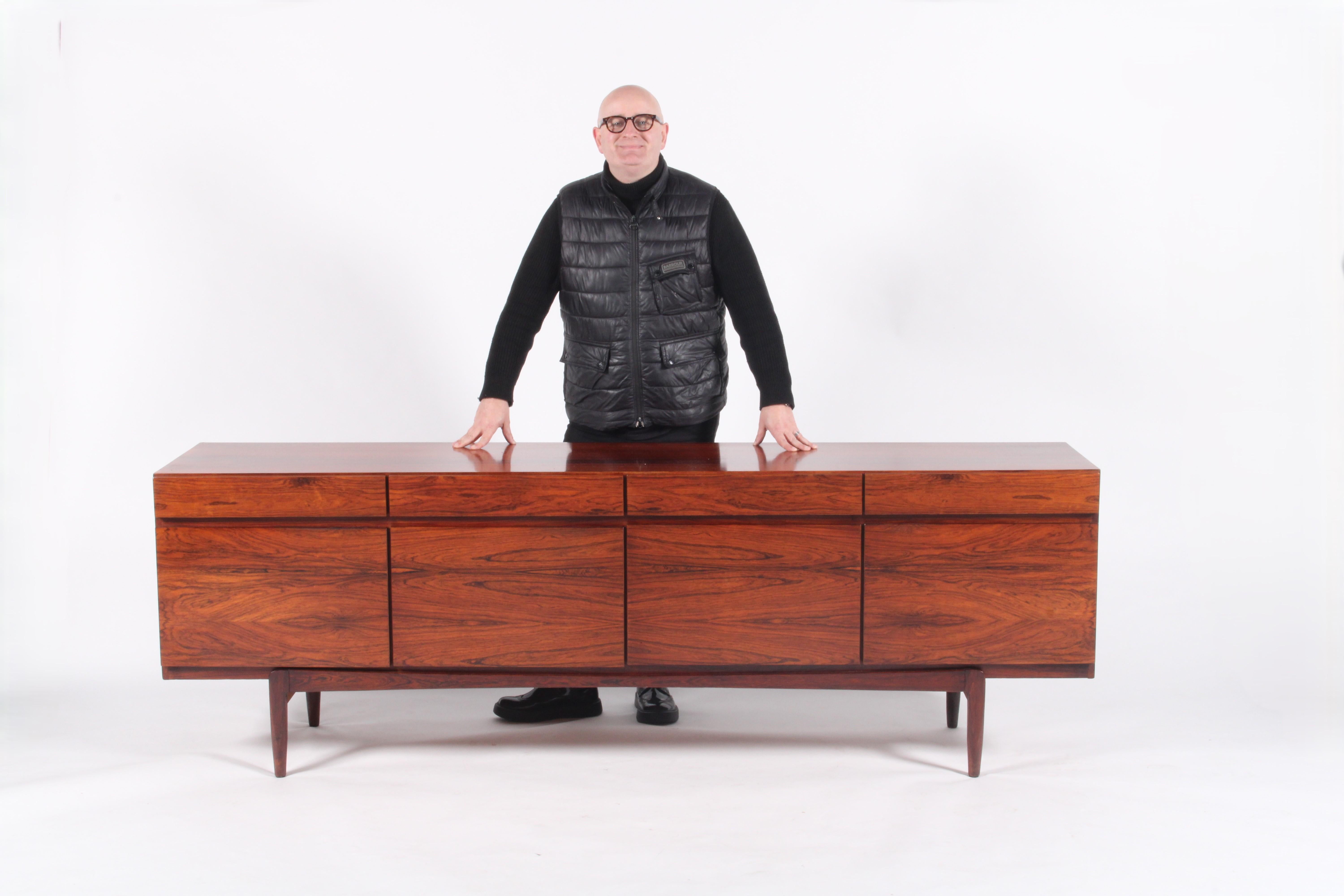 Danese Iconica e rara credenza di design danese di Ib Kofod-Larsen * CONSEGNA GRATUITA IN TUTTO IL MONDO in vendita