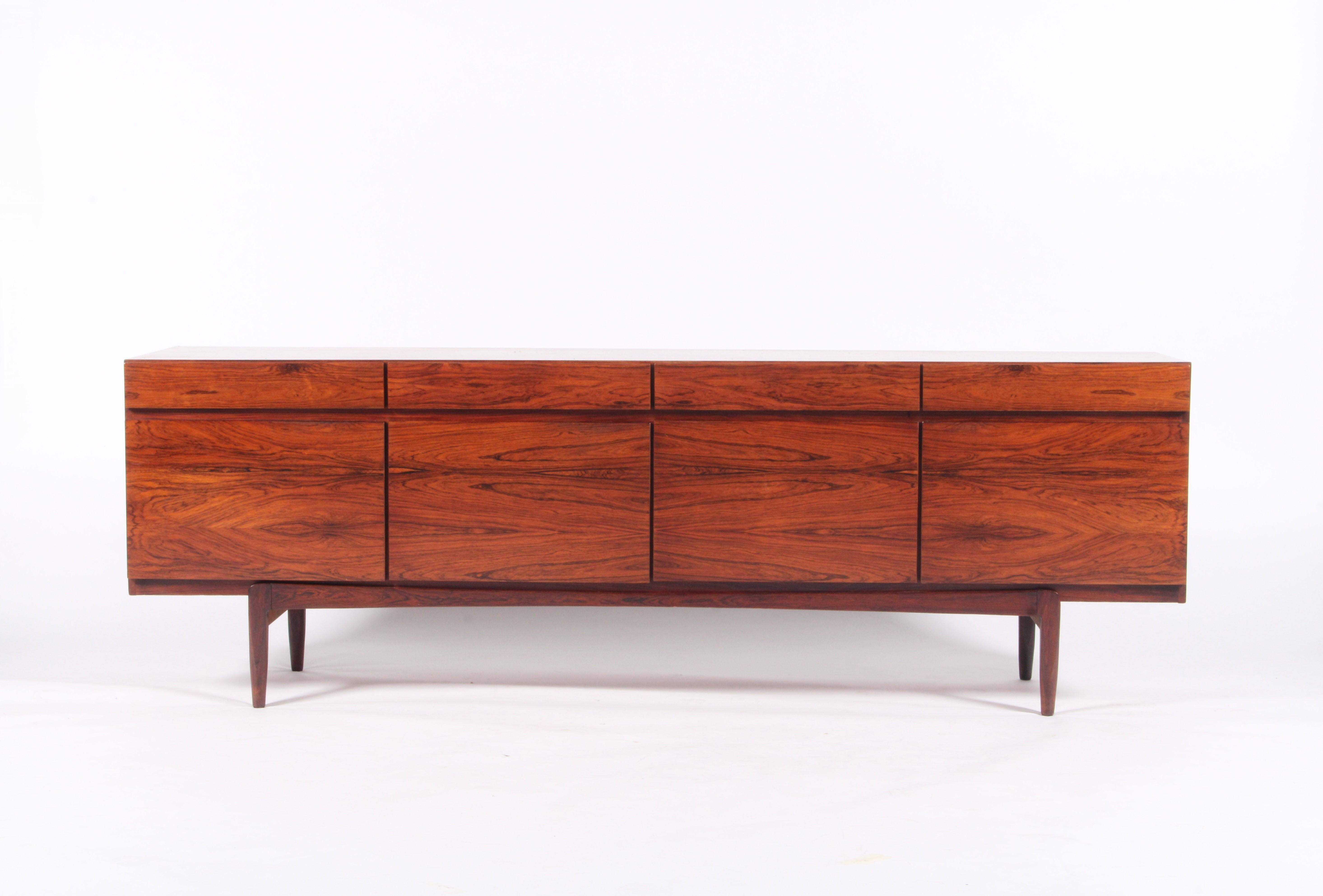 Impiallacciato Iconica e rara credenza di design danese di Ib Kofod-Larsen * CONSEGNA GRATUITA IN TUTTO IL MONDO in vendita