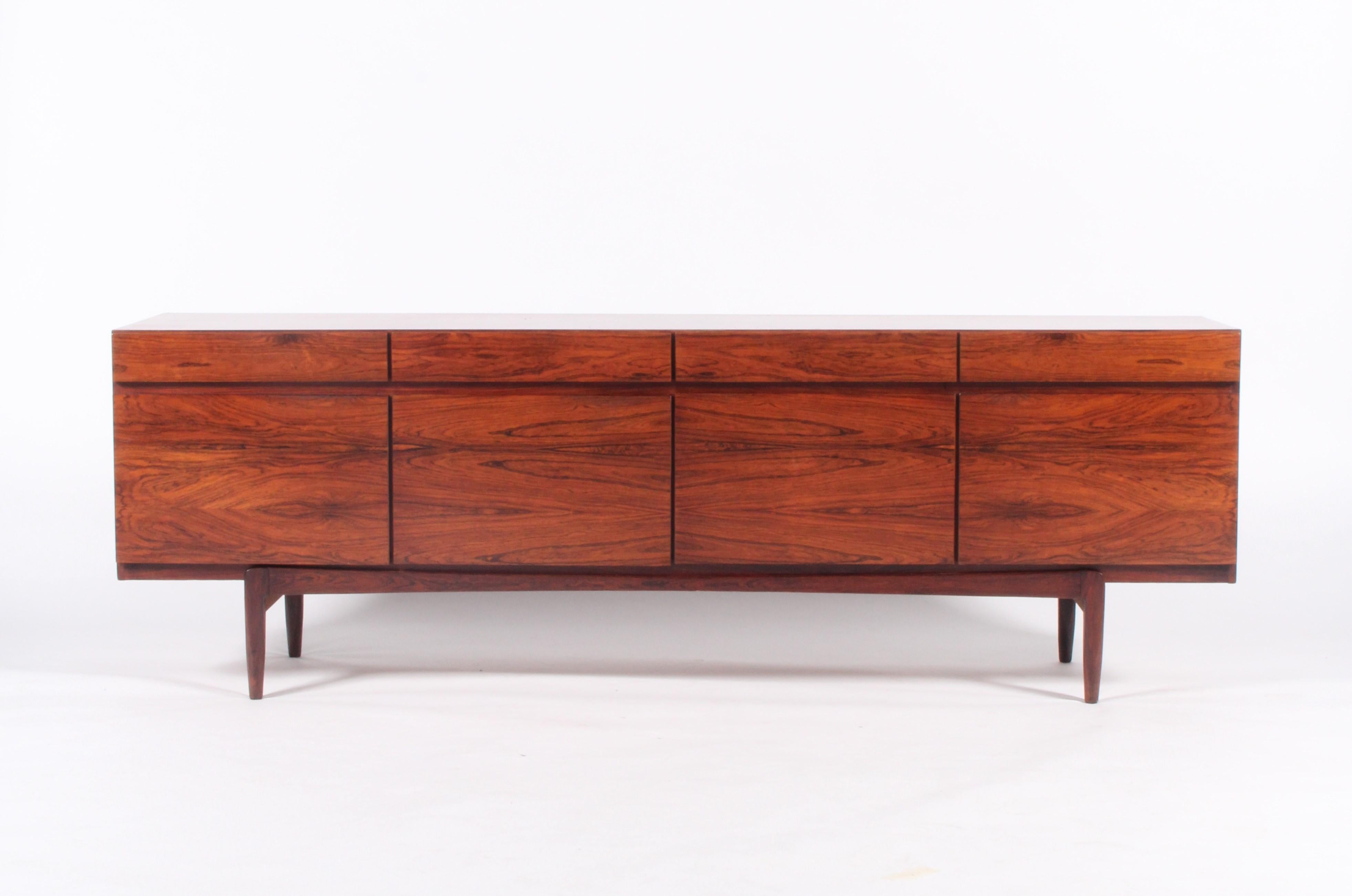 Metà XX secolo Iconica e rara credenza di design danese di Ib Kofod-Larsen * CONSEGNA GRATUITA IN TUTTO IL MONDO in vendita