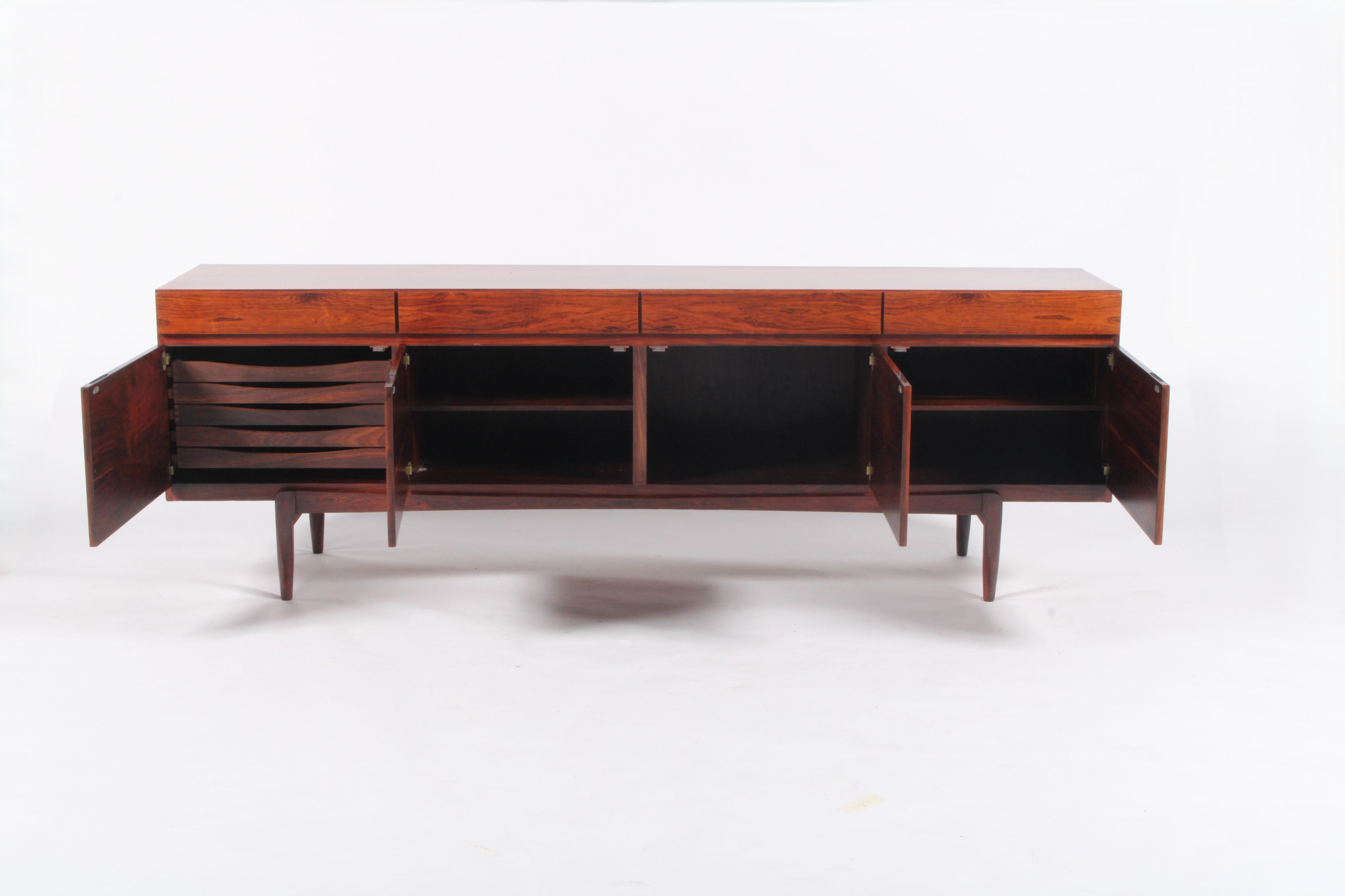 Legno massiccio Iconica e rara credenza di design danese di Ib Kofod-Larsen * CONSEGNA GRATUITA IN TUTTO IL MONDO in vendita