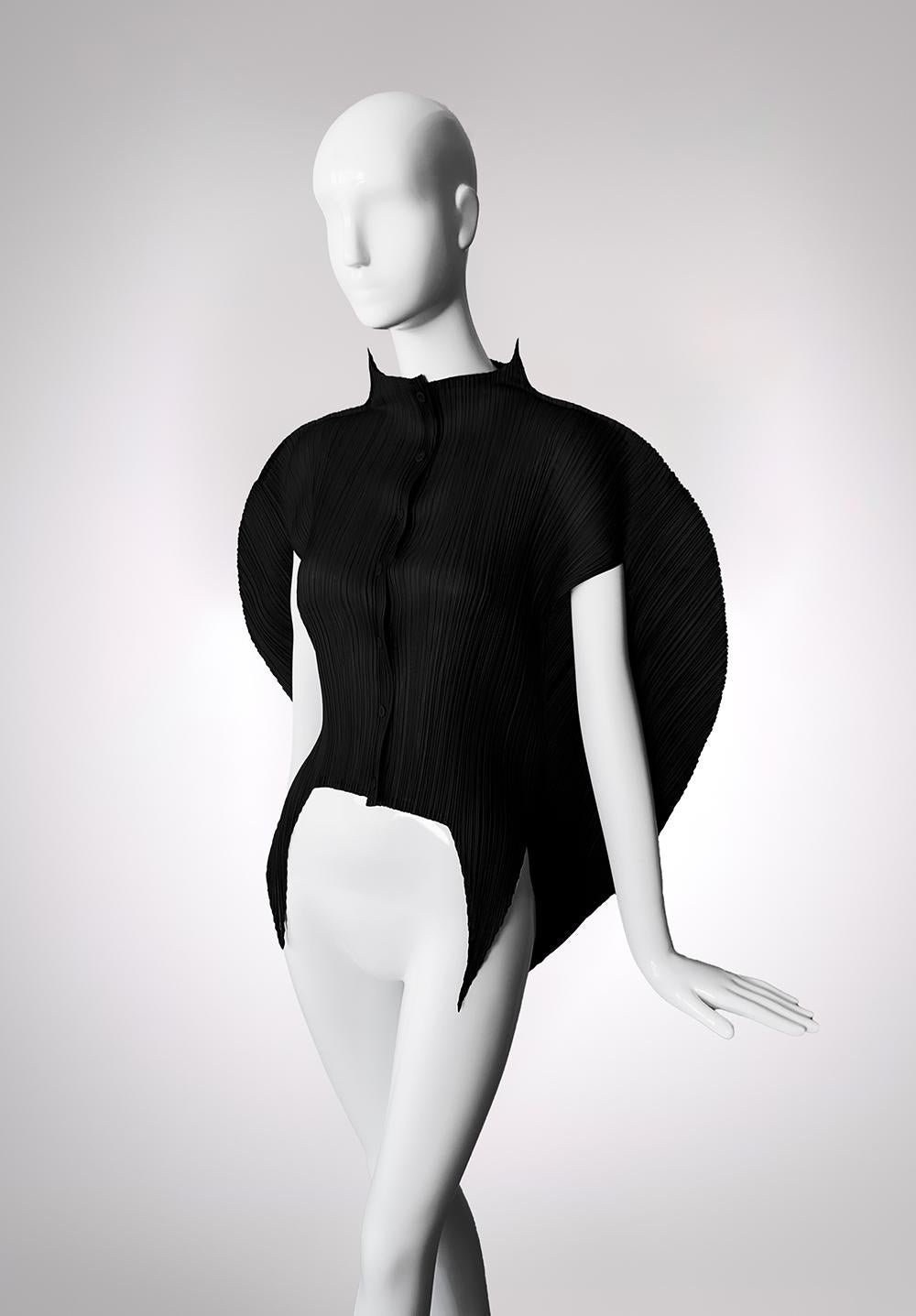 Un design mozzafiato di Issey Miyake!
Non riesco a non pensare a questa bellissima costruzione! Il vestito Pleats Please Scorpio.
Mi affascina il fatto che una cosa fatta di tessuto morbido e liquido possa trasformarsi in qualcosa di altamente
