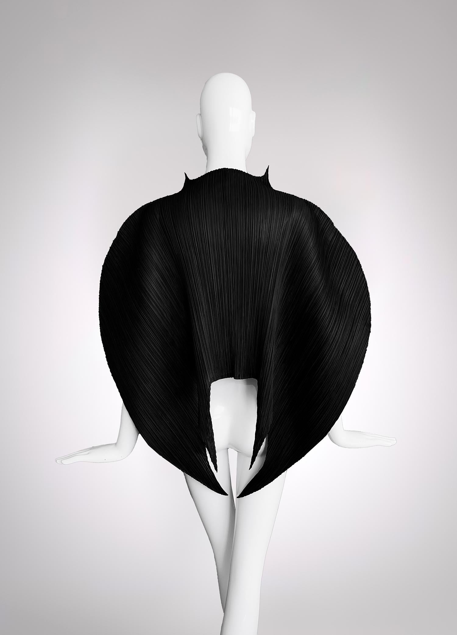 Iconico Raro ISSEY MIYAKE PLEATS Please Scorpio Dress Nero Scultoreo Drammatico In condizioni ottime in vendita a Berlin, BE