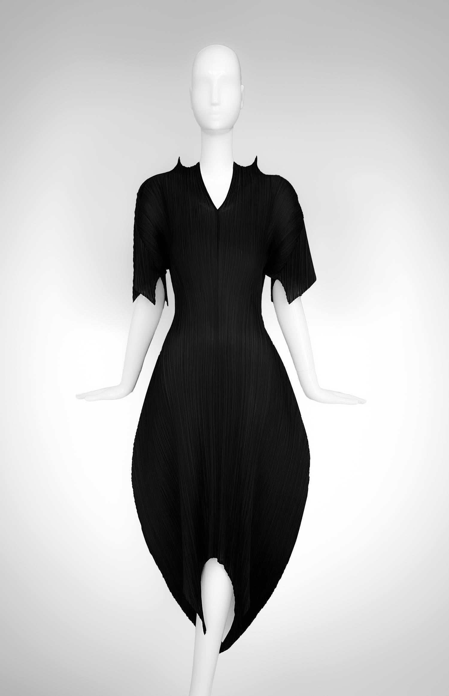 Donna Iconico Raro ISSEY MIYAKE PLEATS Please Scorpio Dress Nero Scultoreo Drammatico in vendita