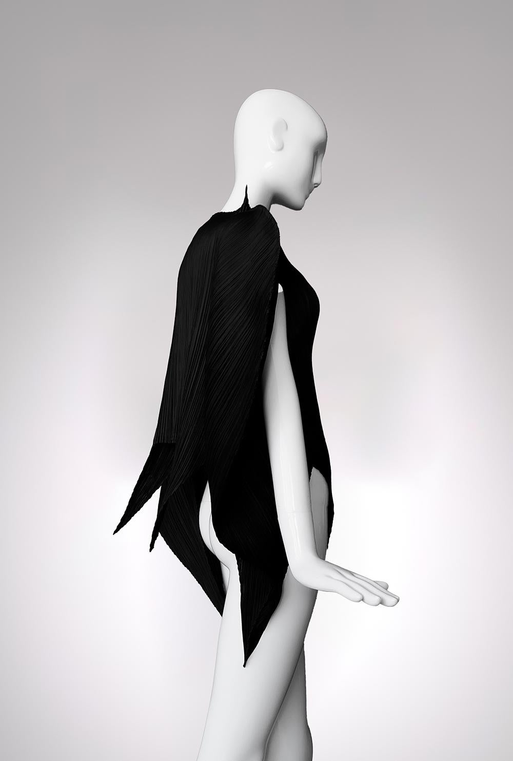 Iconico Raro ISSEY MIYAKE PLEATS Please Scorpio Dress Nero Scultoreo Drammatico in vendita 3