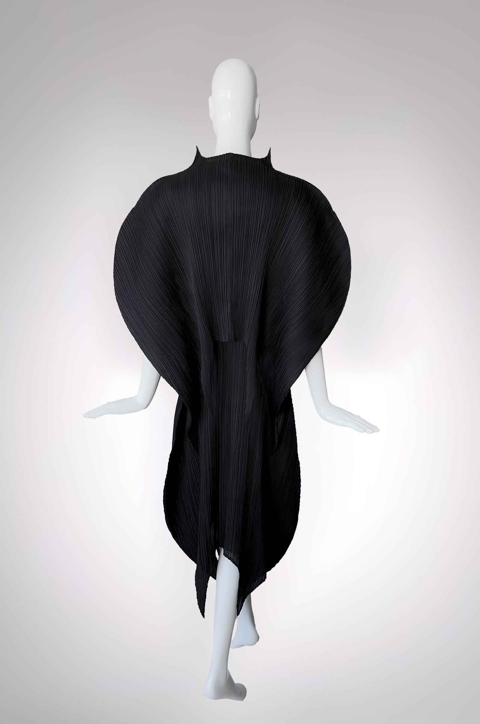 Iconico Raro ISSEY MIYAKE PLEATS Please Scorpio Dress Nero Scultoreo Drammatico in vendita 4