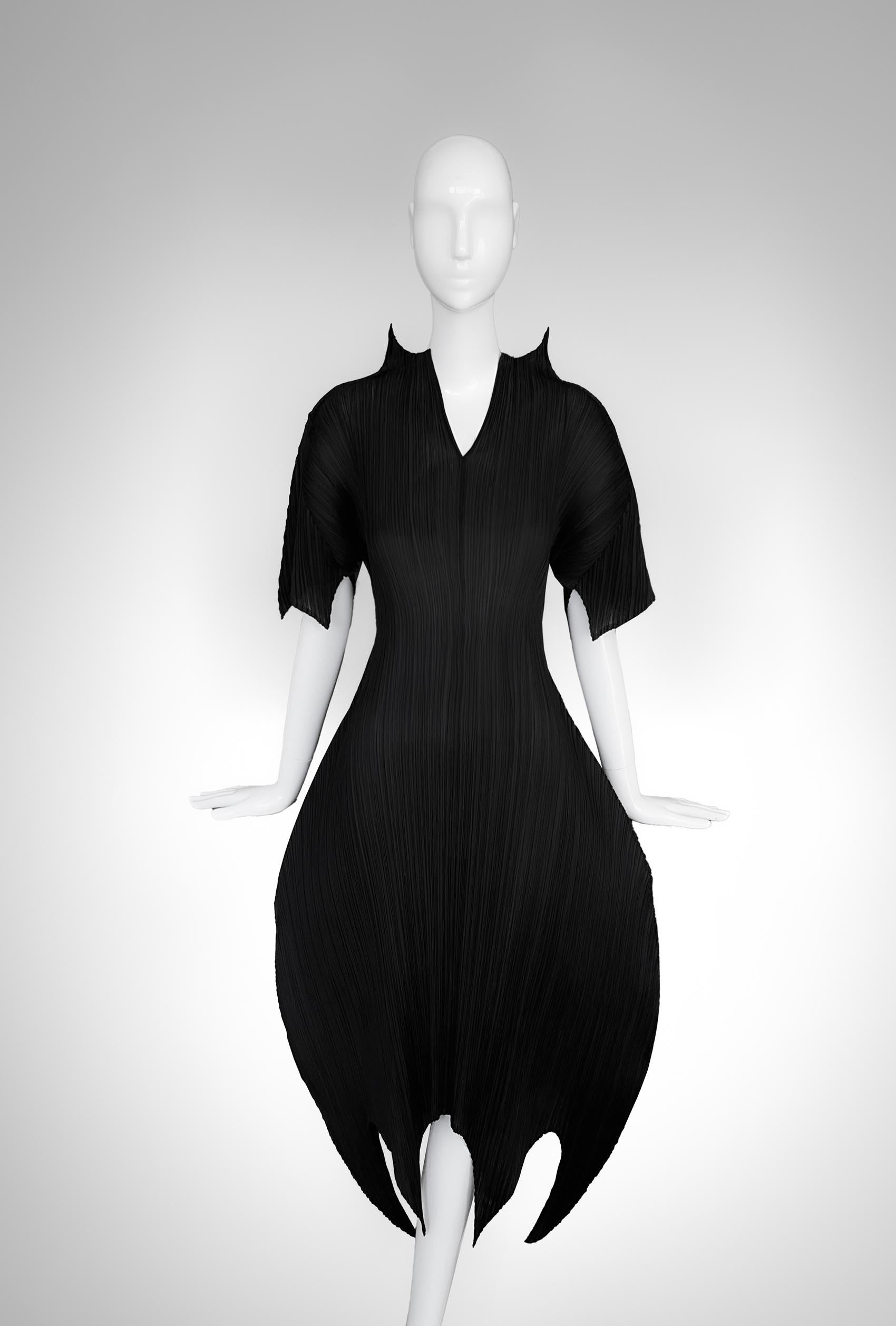 Iconico Raro ISSEY MIYAKE PLEATS Please Scorpio Dress Nero Scultoreo Drammatico in vendita 5