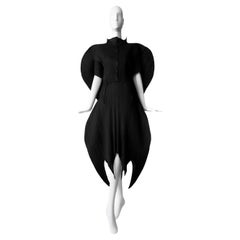 Ikonisches, seltenes, seltenes ISSEY MIYAKE PLEATS PLEASE Scorpio-Kleid, schwarz, skulptural, dramatisch