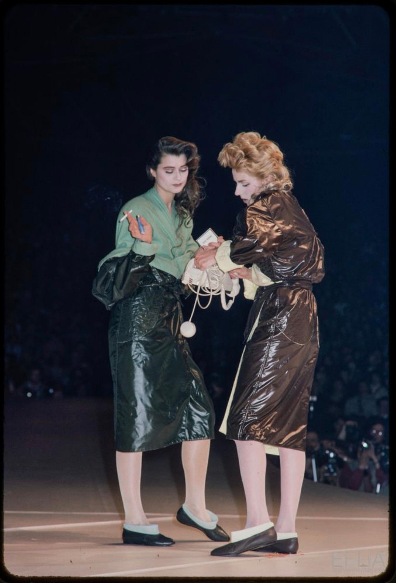 Iconico e raro vinile drammatico Thierry Mugler Autunno/Inverno 1984  Coates in vendita 5