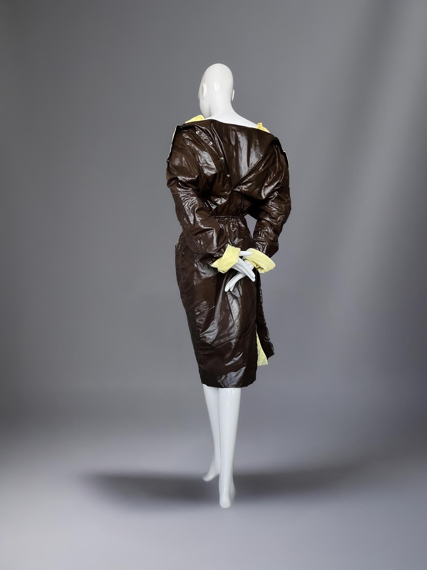 Iconico e raro vinile drammatico Thierry Mugler Autunno/Inverno 1984  Coates in vendita 6