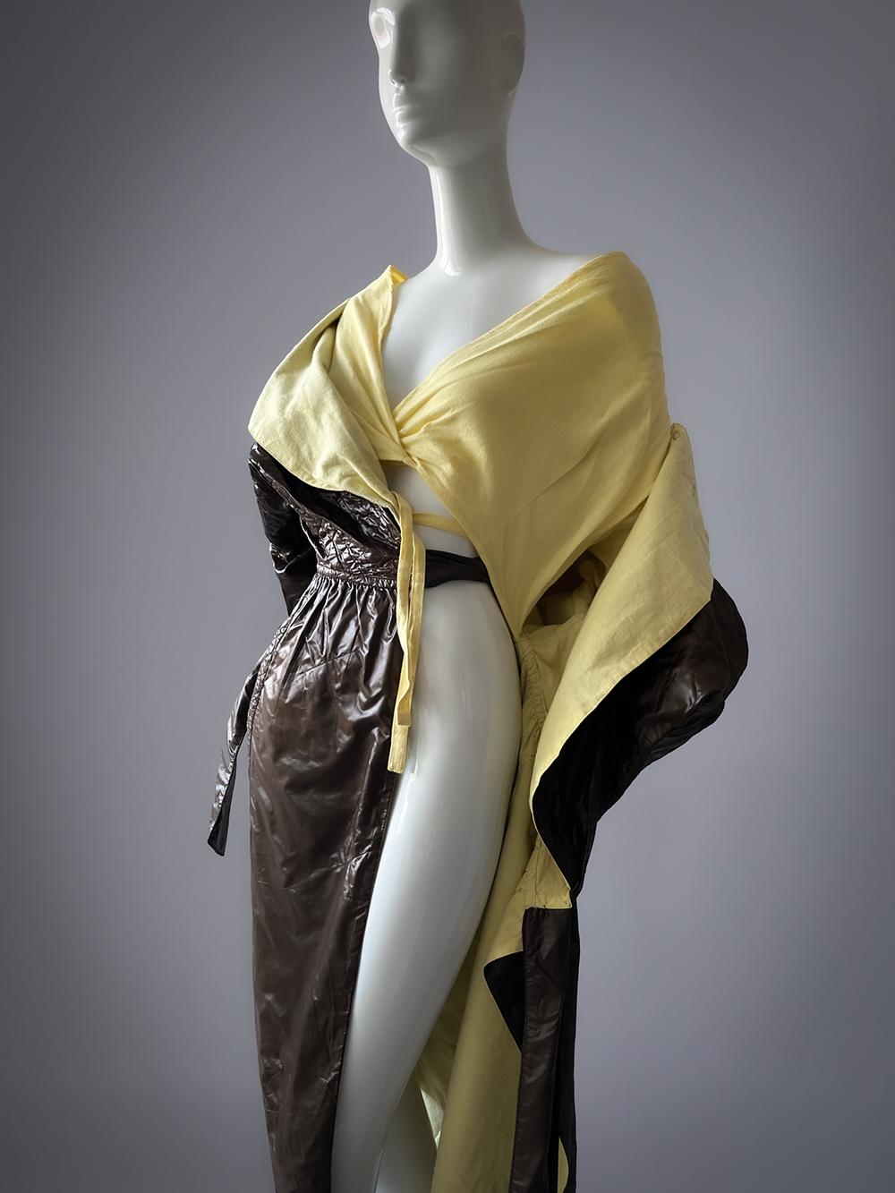 Iconico e raro vinile drammatico Thierry Mugler Autunno/Inverno 1984  Coates in vendita 7