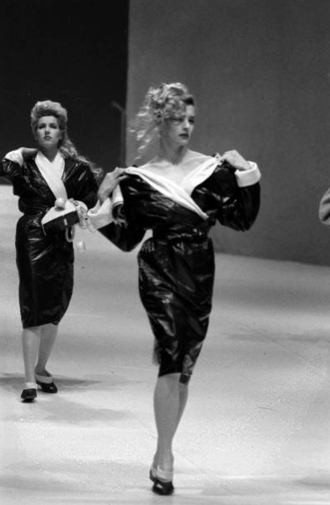 Iconico e raro vinile drammatico Thierry Mugler Autunno/Inverno 1984  Coates In condizioni buone in vendita a Berlin, BE