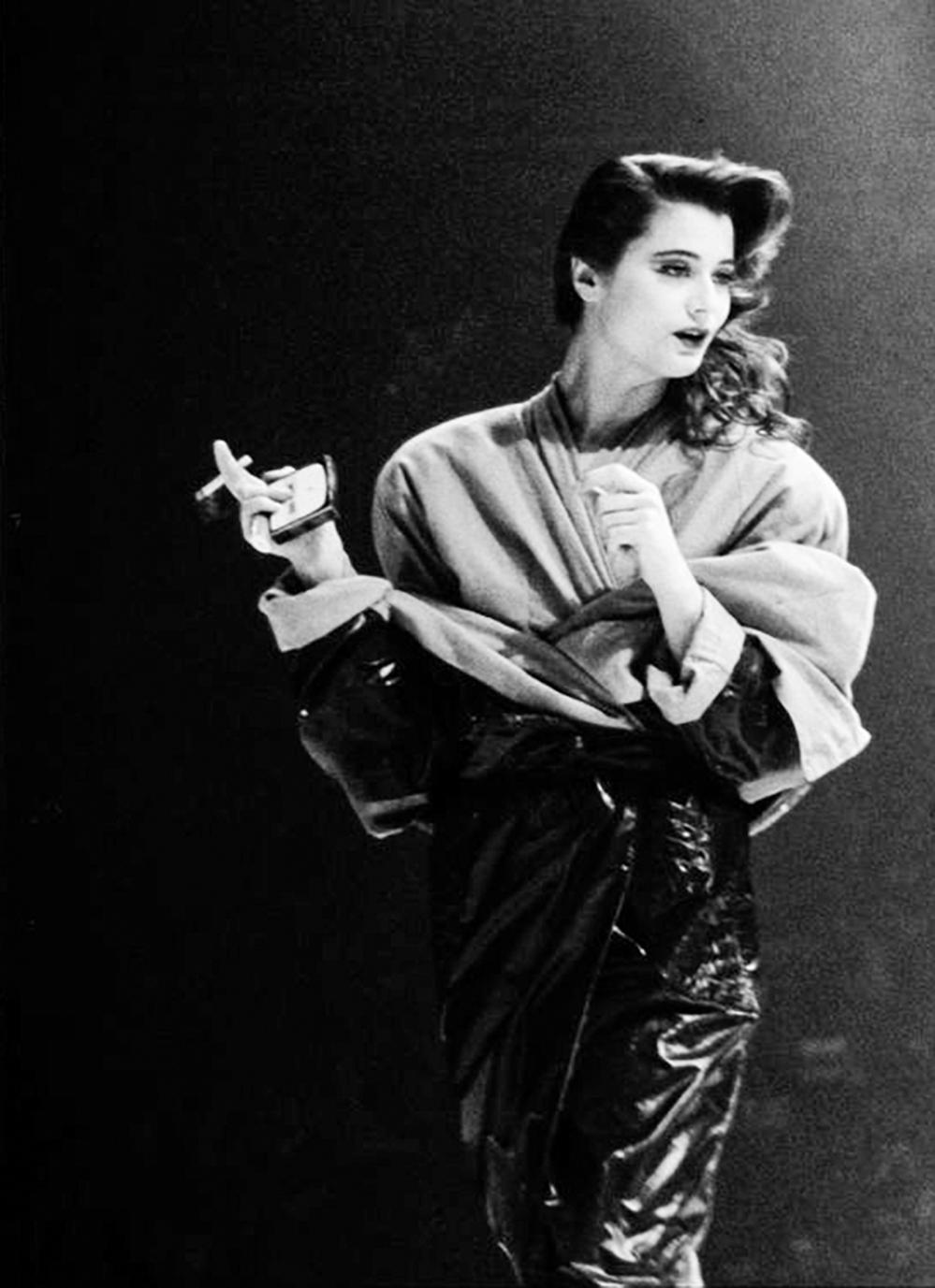 da uomo o donna Iconico e raro vinile drammatico Thierry Mugler Autunno/Inverno 1984  Coates in vendita