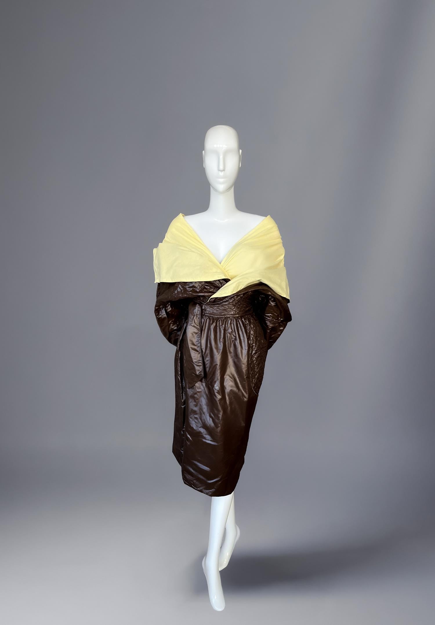 Iconico e raro vinile drammatico Thierry Mugler Autunno/Inverno 1984  Coates in vendita 2