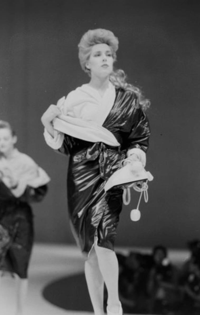 Iconico e raro vinile drammatico Thierry Mugler Autunno/Inverno 1984  Coates in vendita 3