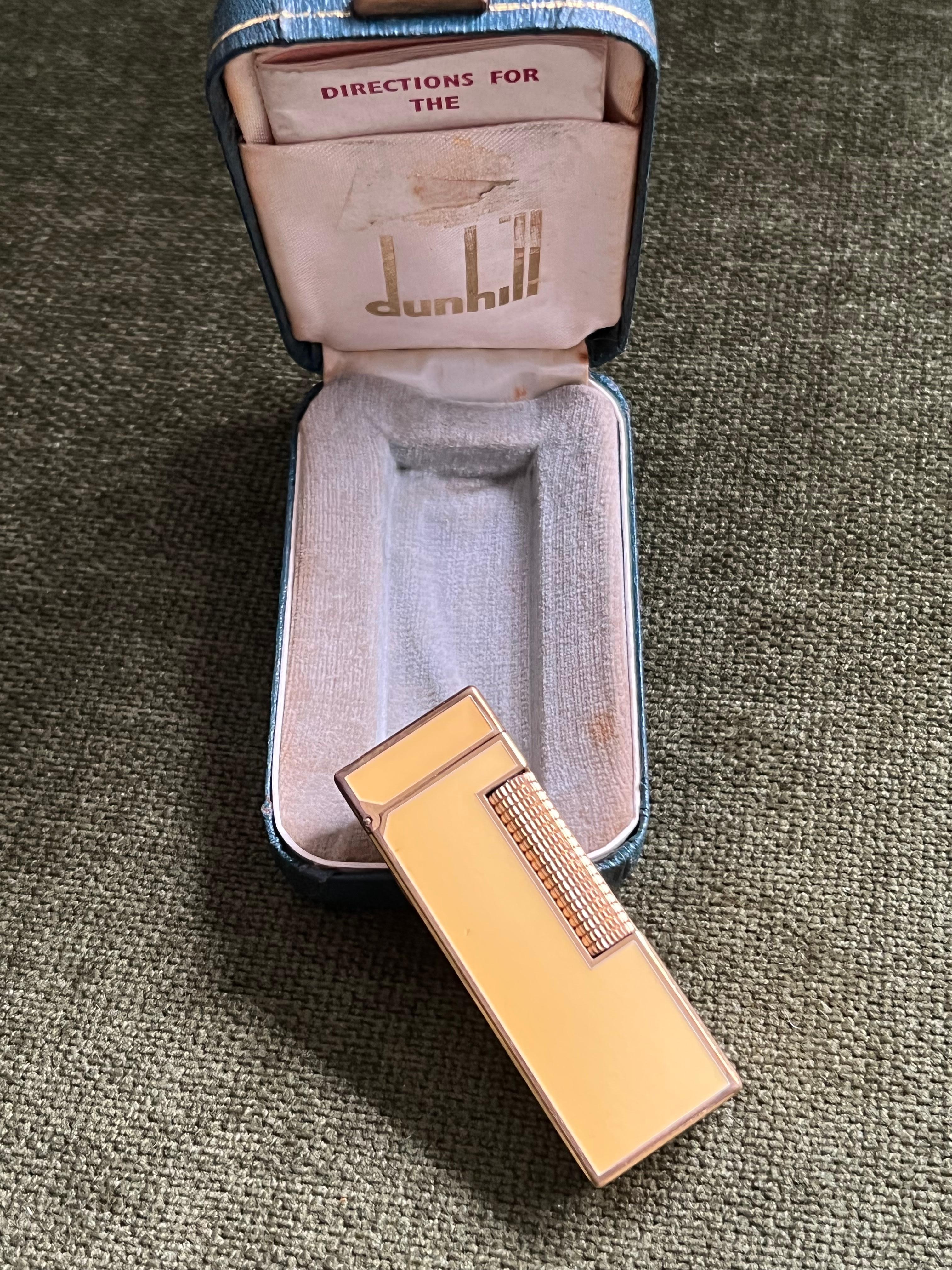 Dunhill briquet de fabrication suisse vintage en laque jaune avec étui d'origine Unisexe en vente