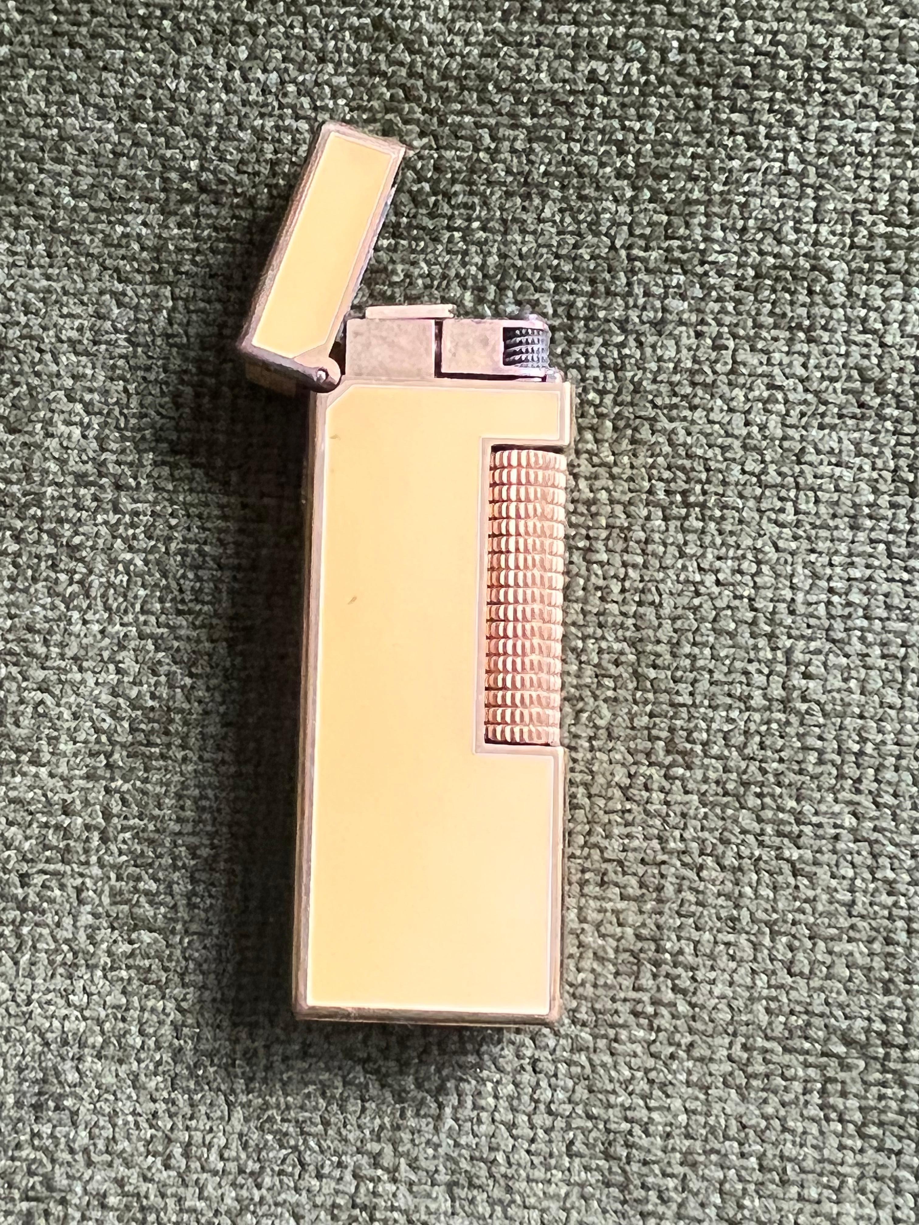 Vintage Dunhill Yellow Lacquer Gold Plates Swiss Made Lighter With Original Case In Excellent Condition For Sale In New York, NY