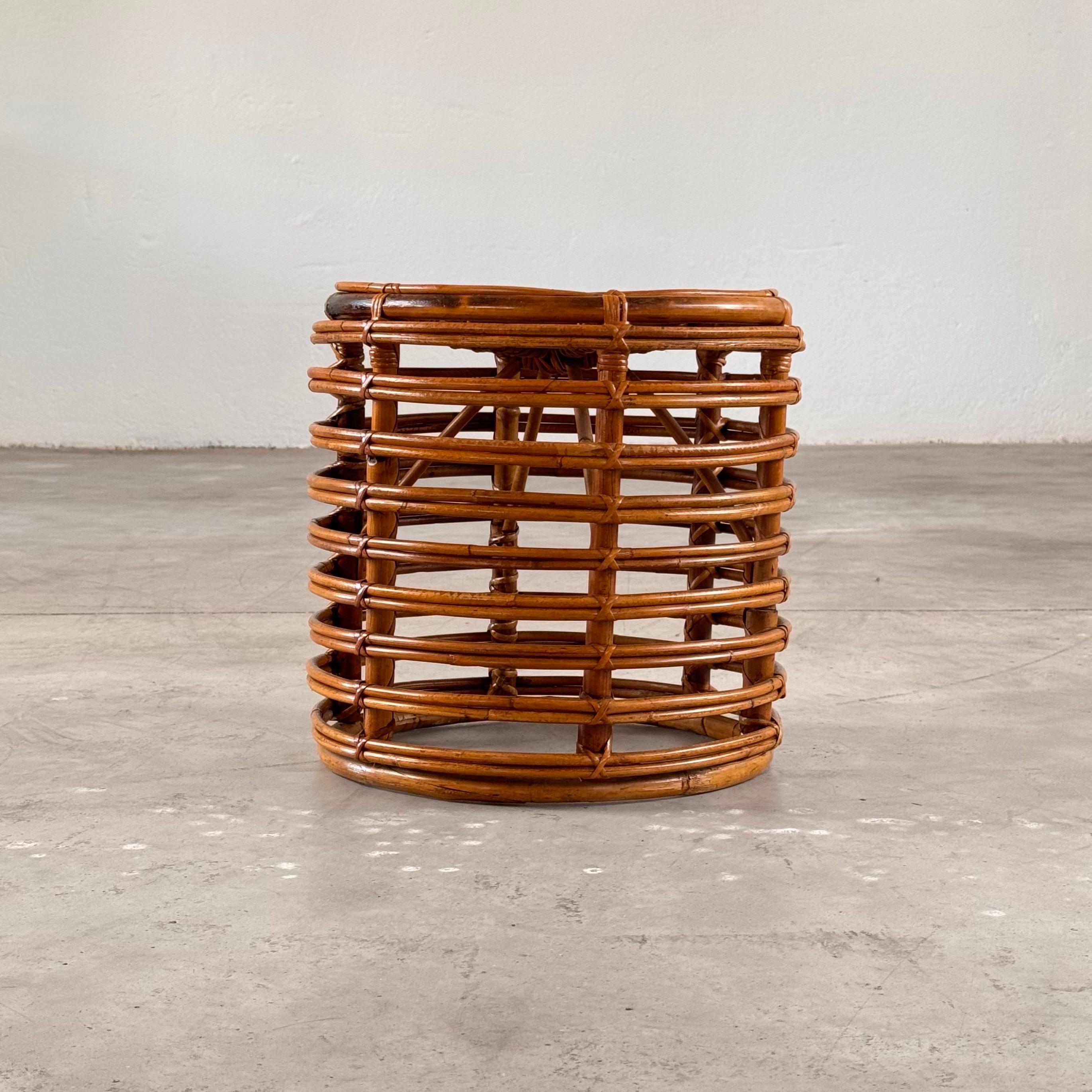 This stylish rattan and bamboo stool, designed by Tito Agnoli in the 1960s, showcases the designer's signature blend of elegance and functionality. Measuring 40 cm in diameter and 39 cm in height, this piece exudes a timeless charm with its natural