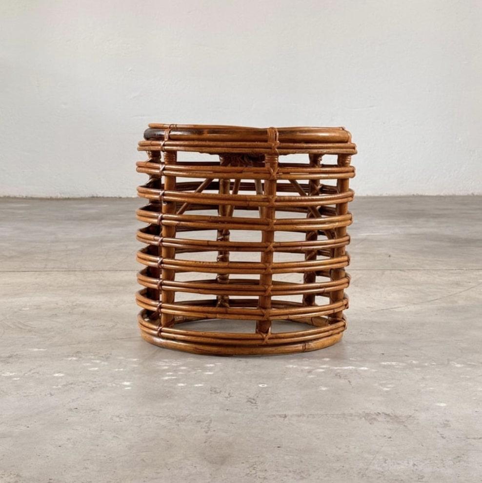Questo elegante sgabello in rattan e bambù, disegnato da Tito Agnoli negli anni '60, mostra il caratteristico mix di eleganza e funzionalità del designer. Con un diametro di 40 cm e un'altezza di 39 cm, questo pezzo emana un fascino senza tempo