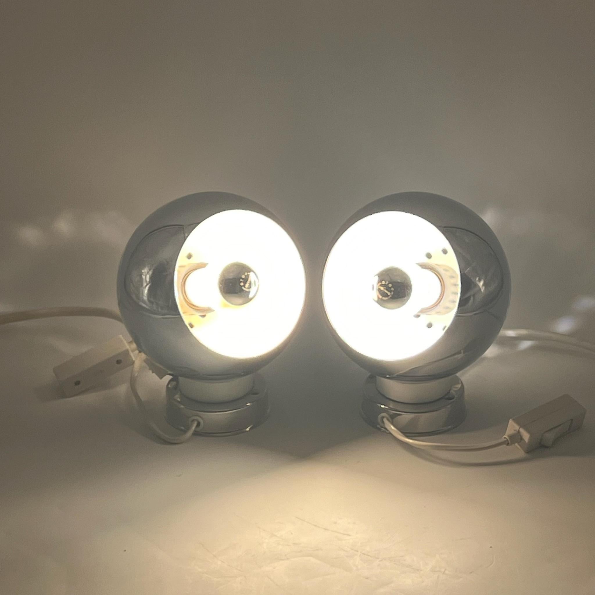 Plongez dans l'élégance intemporelle du design italien des années 1960 avec cette incroyable paire de lampes à globe oculaire emblématiques fabriquées par Goffredo Reggiani. Fabriquées en Italie avec une attention méticuleuse aux détails, ces lampes
