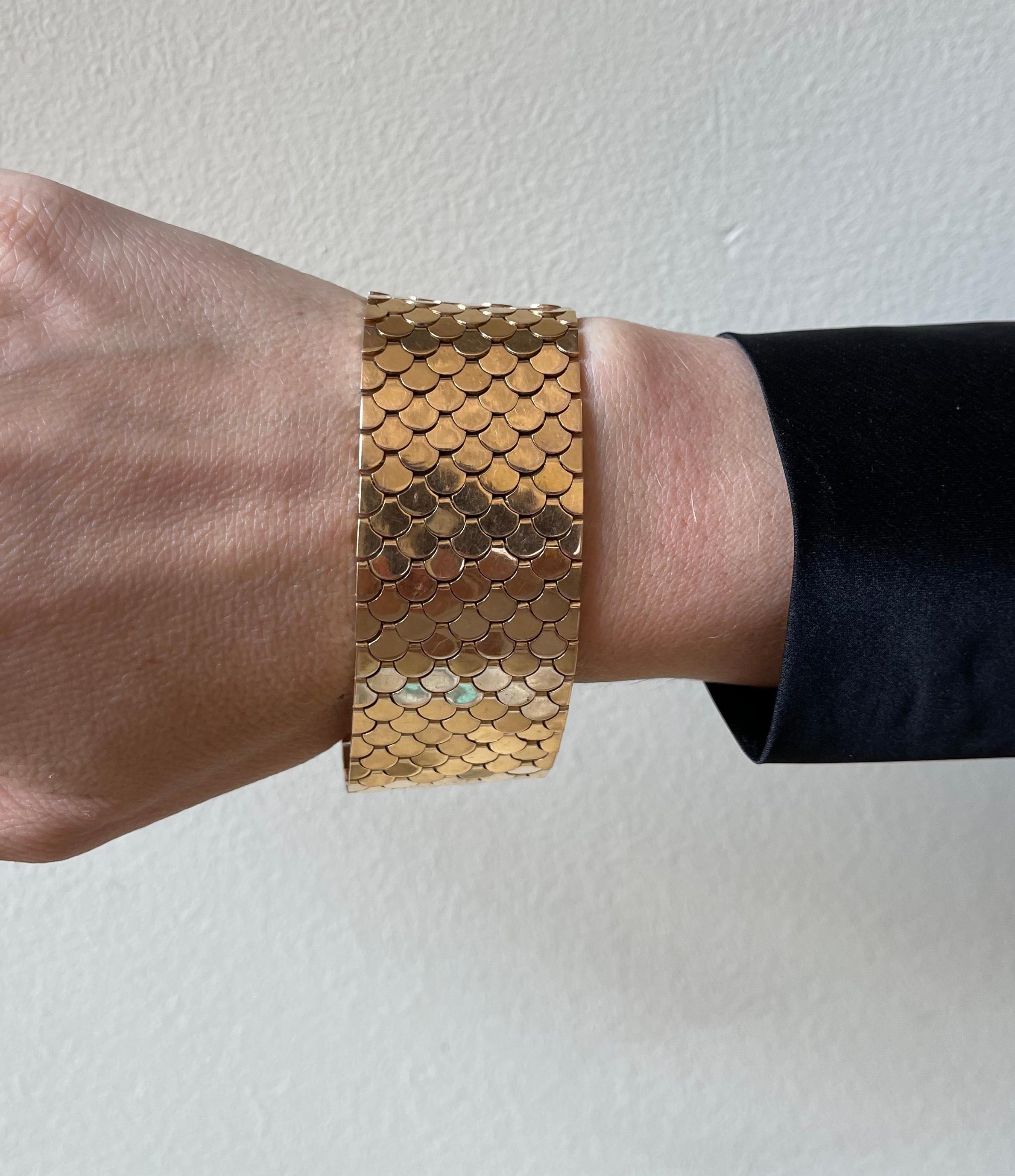 Gorgeous mid-century Retro 18k gold bracelet, featuring fish scale design. The bracelet is 7.5