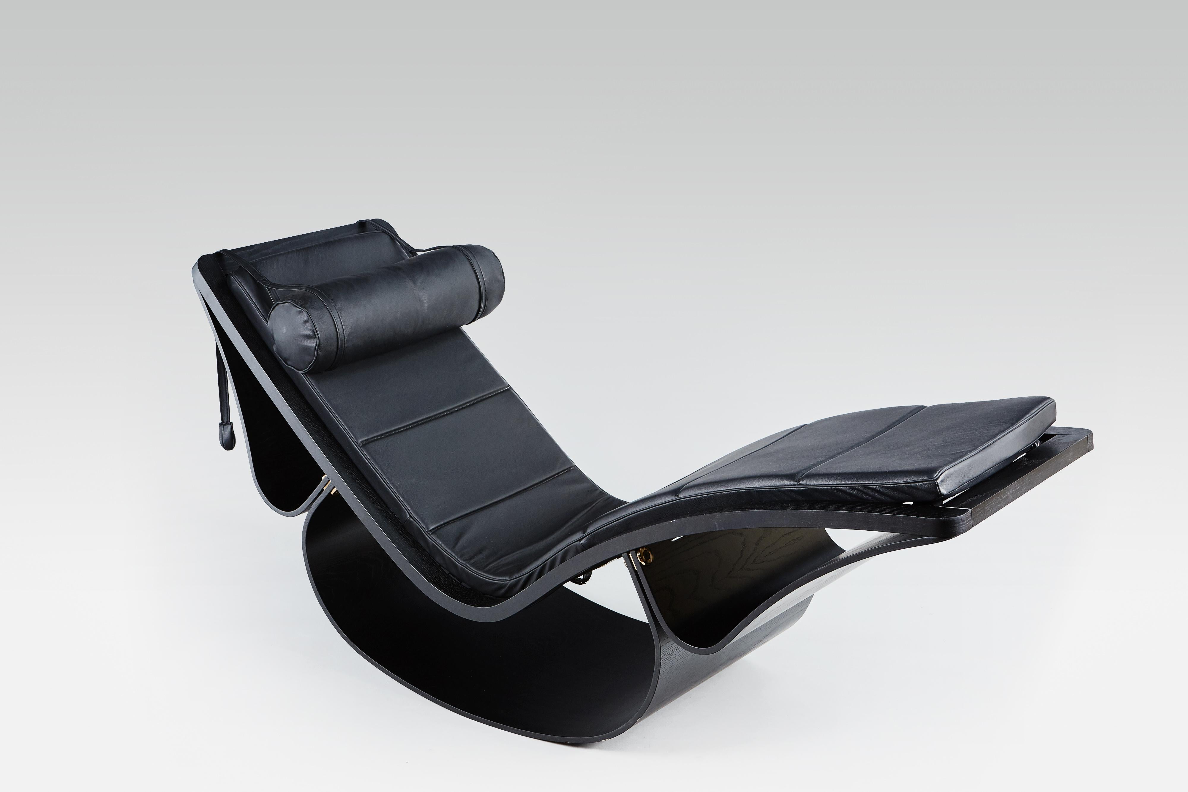 Iconic chaise lounge designed by the famous Brazilian architect Oscar Niemeyer (1907-2012) in 1978 in collaboration with his daughter Anna Maria Niemeyer. He christened this piece Rio after his birth place Rio de Janeiro. Manufactured in black