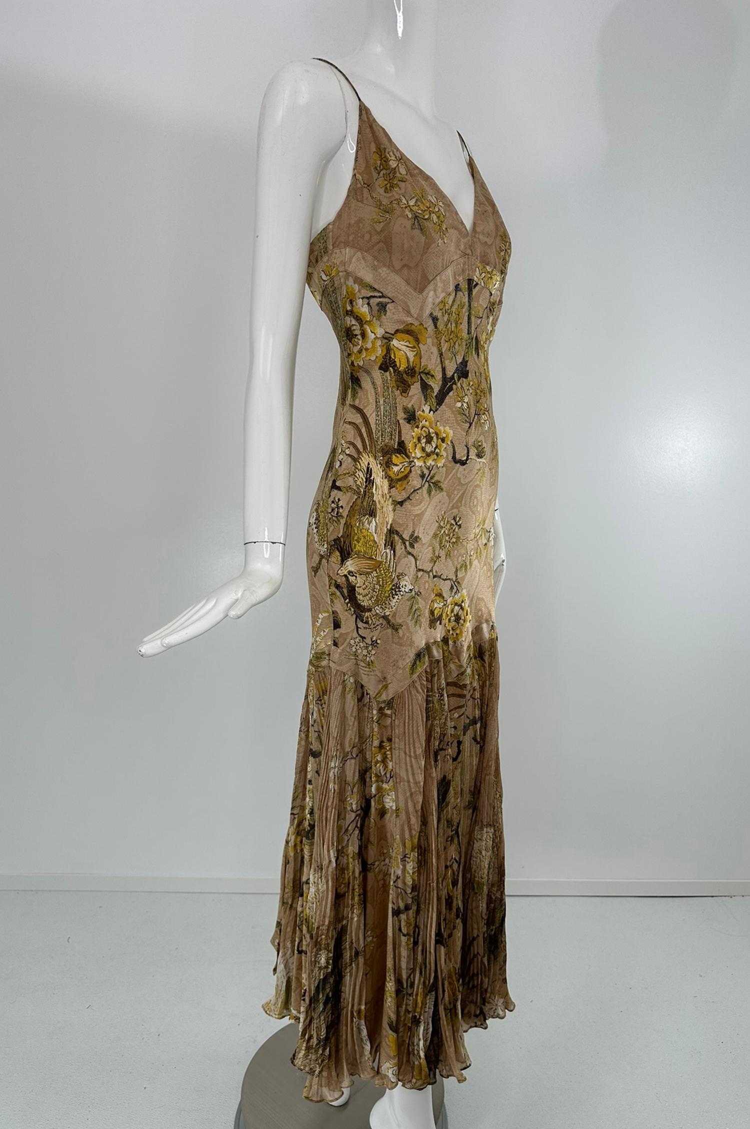 Iconico abito Roberto Cavalli A/I 2006 in seta dorata con scollo a V e orlo plissettato In condizioni buone in vendita a West Palm Beach, FL