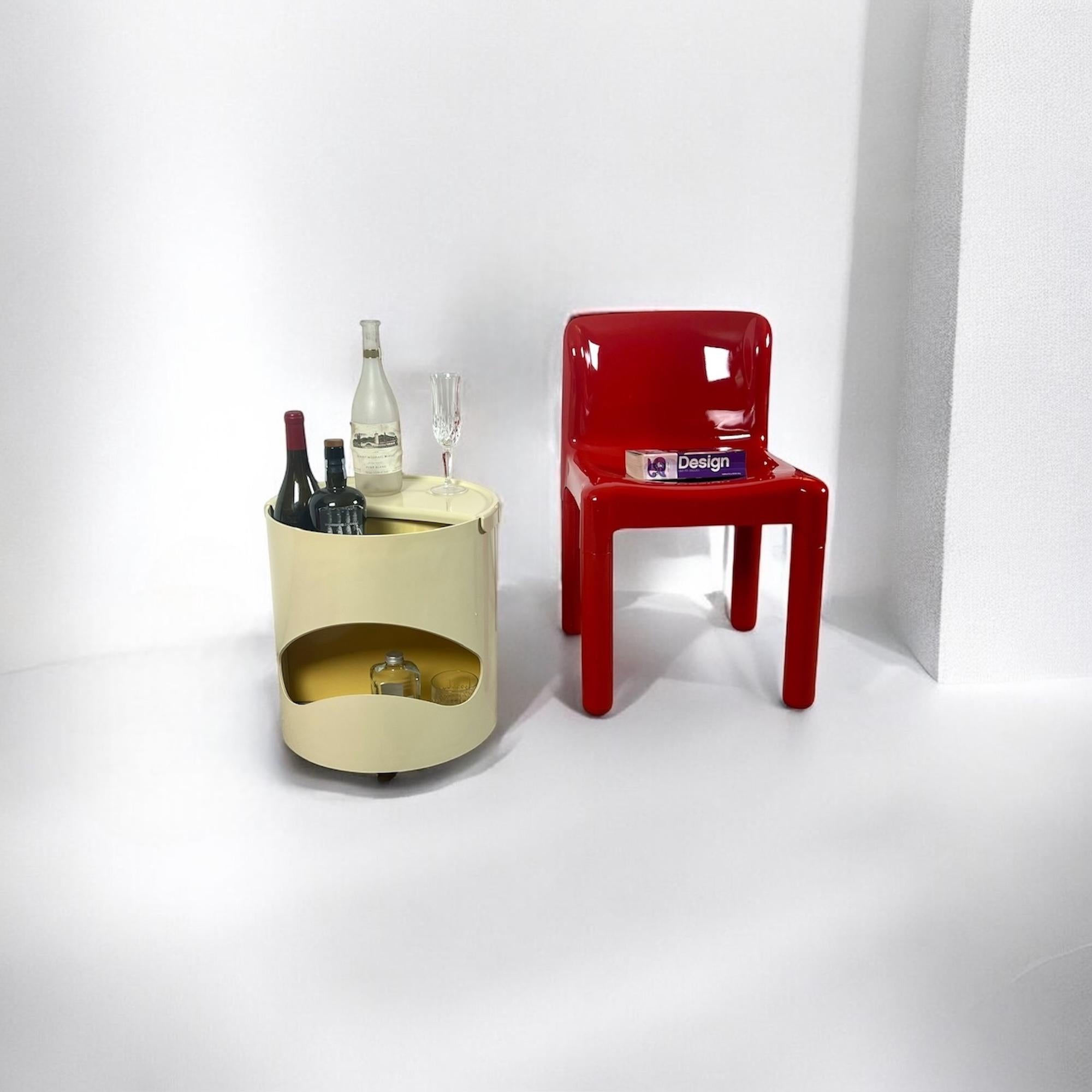 The Joe Colombo Robo Trolley represents a significant milestone in 1960s Space Age design. This cylindrical piece, measuring 40 cm in height and 38.5 cm in diameter, is crafted with precision to serve as both a bar cart and a storage solution.