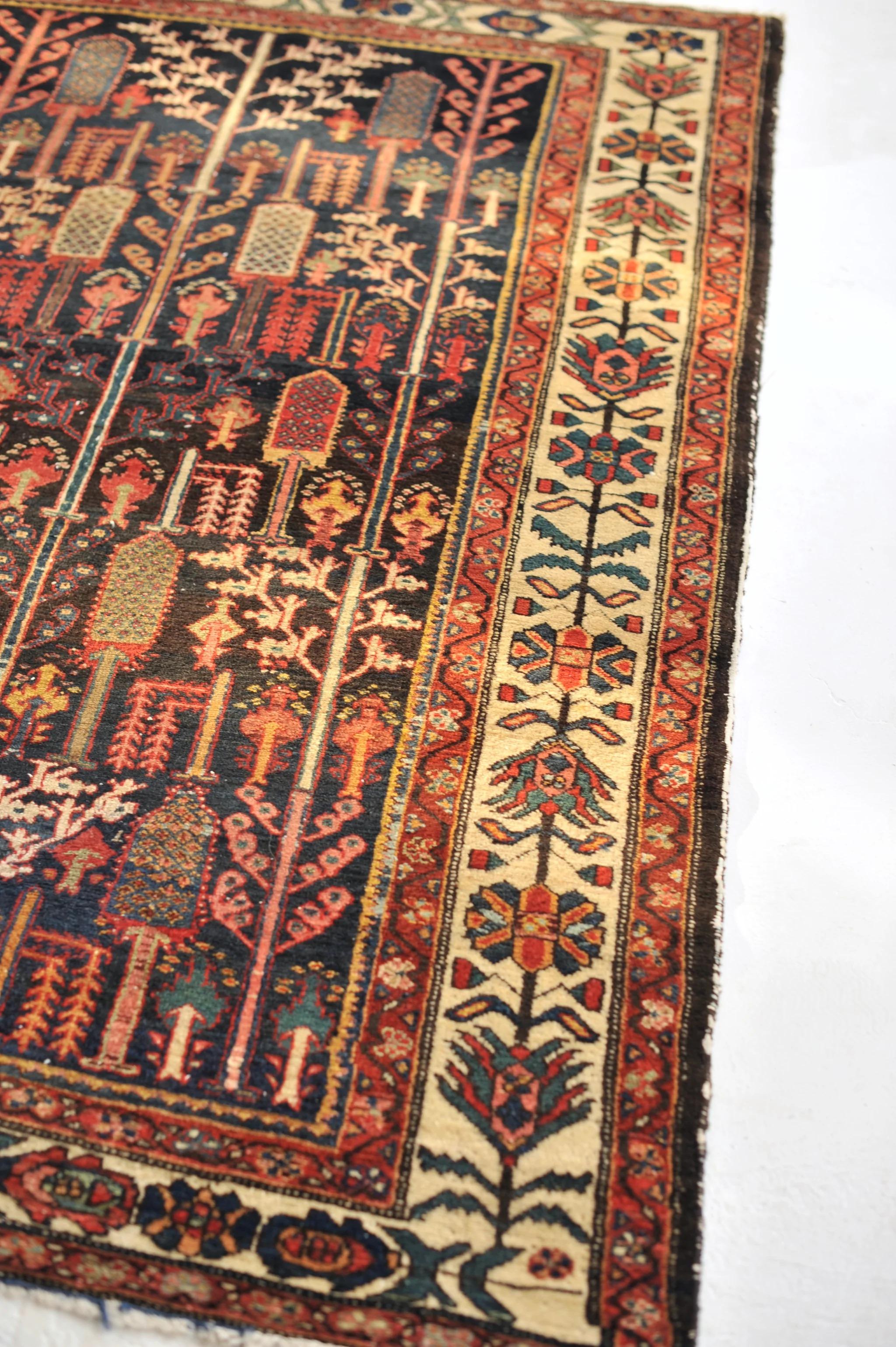 Ikonischer Teppich aus weicher plüschfarbener Wolle, Zypressenbaum des Lebens, Bakhtiar (Frühes 20. Jahrhundert) im Angebot