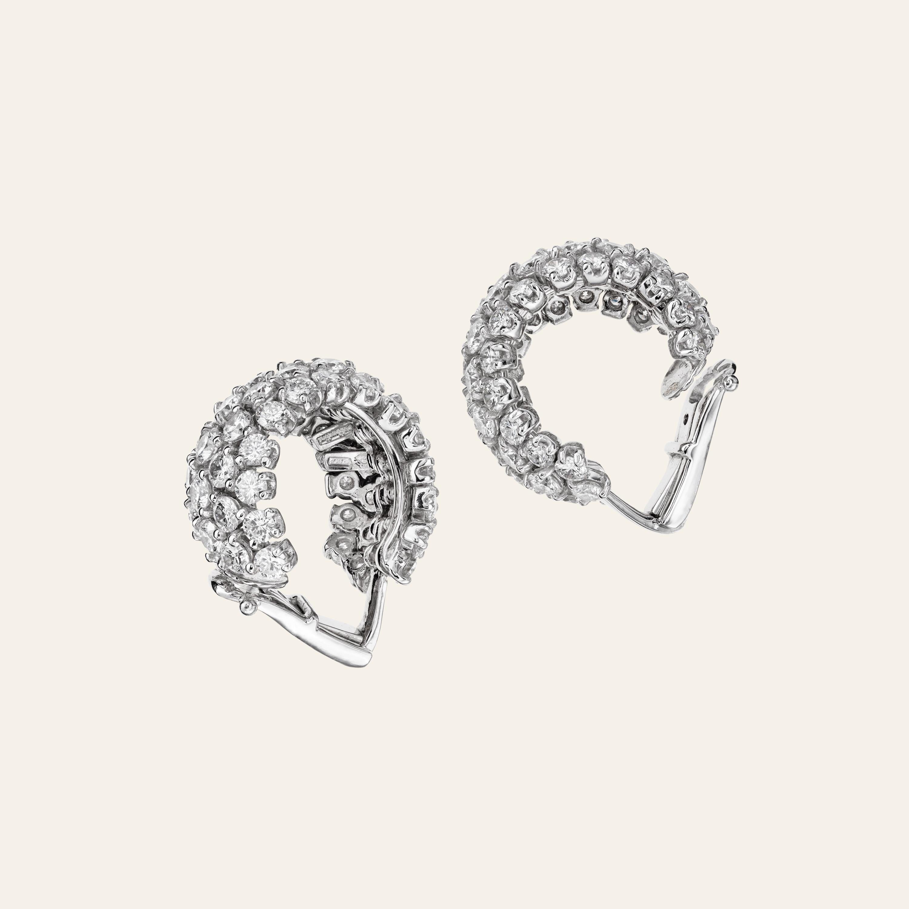 Iconic Sabbadini Style White Gold & Diamonds Earrings
Platinum and 18k white gold earrings, round cut diamonds 14,22ct. Platinum 28,30gr gold 8,30gr
Hand made jewelry & designed in Milan, in Via Montenapoleone.
This item comes directly from the