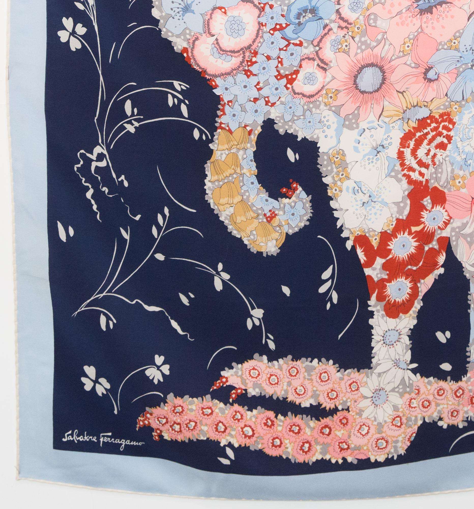 Salvatore Ferragamo - Écharpe emblématique en soie bleue Kangourou Bon état - En vente à Paris, FR